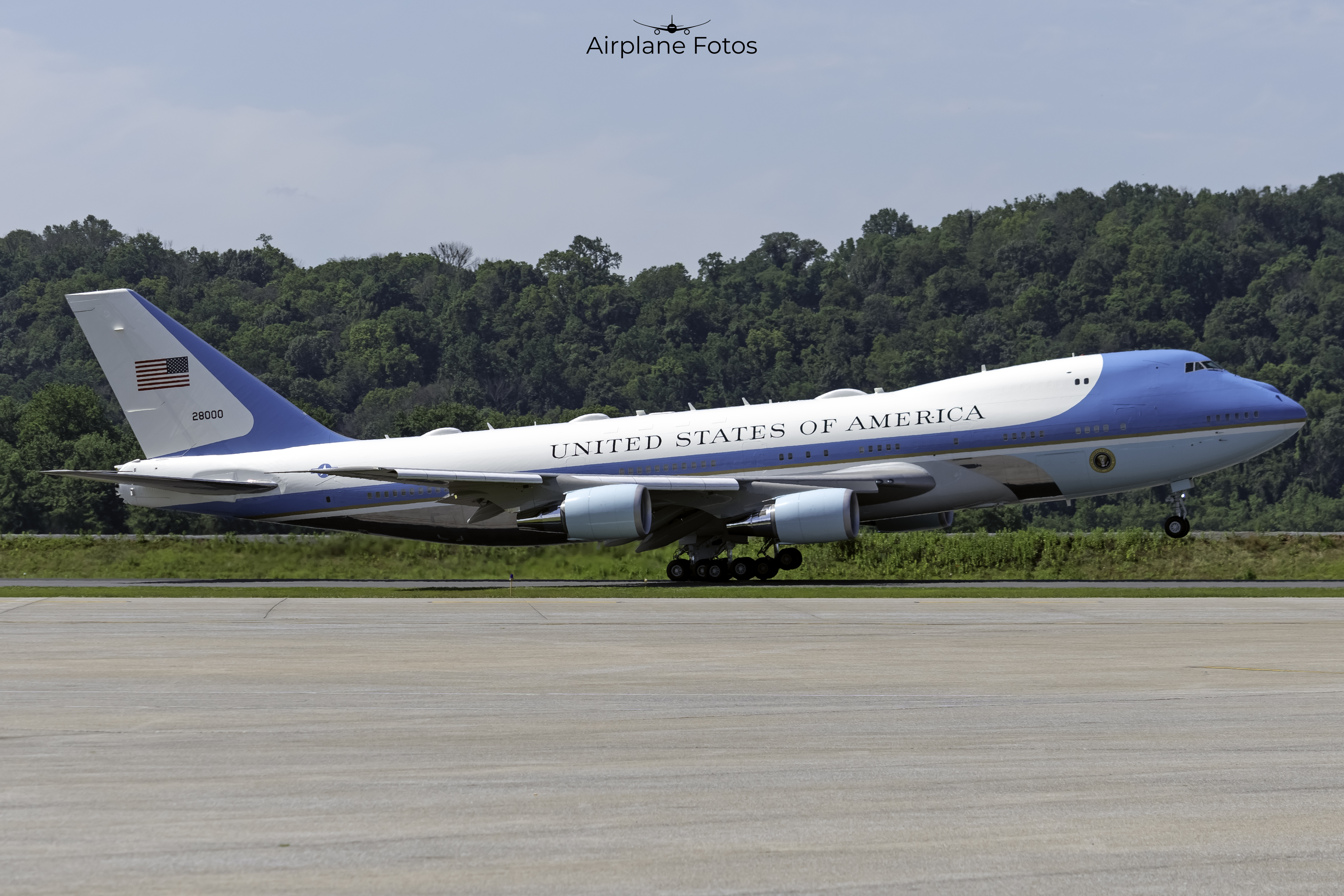 Full size: USAF - United States Air Force Boeing VC-25A 82-8000 at Harrisburg International Airport