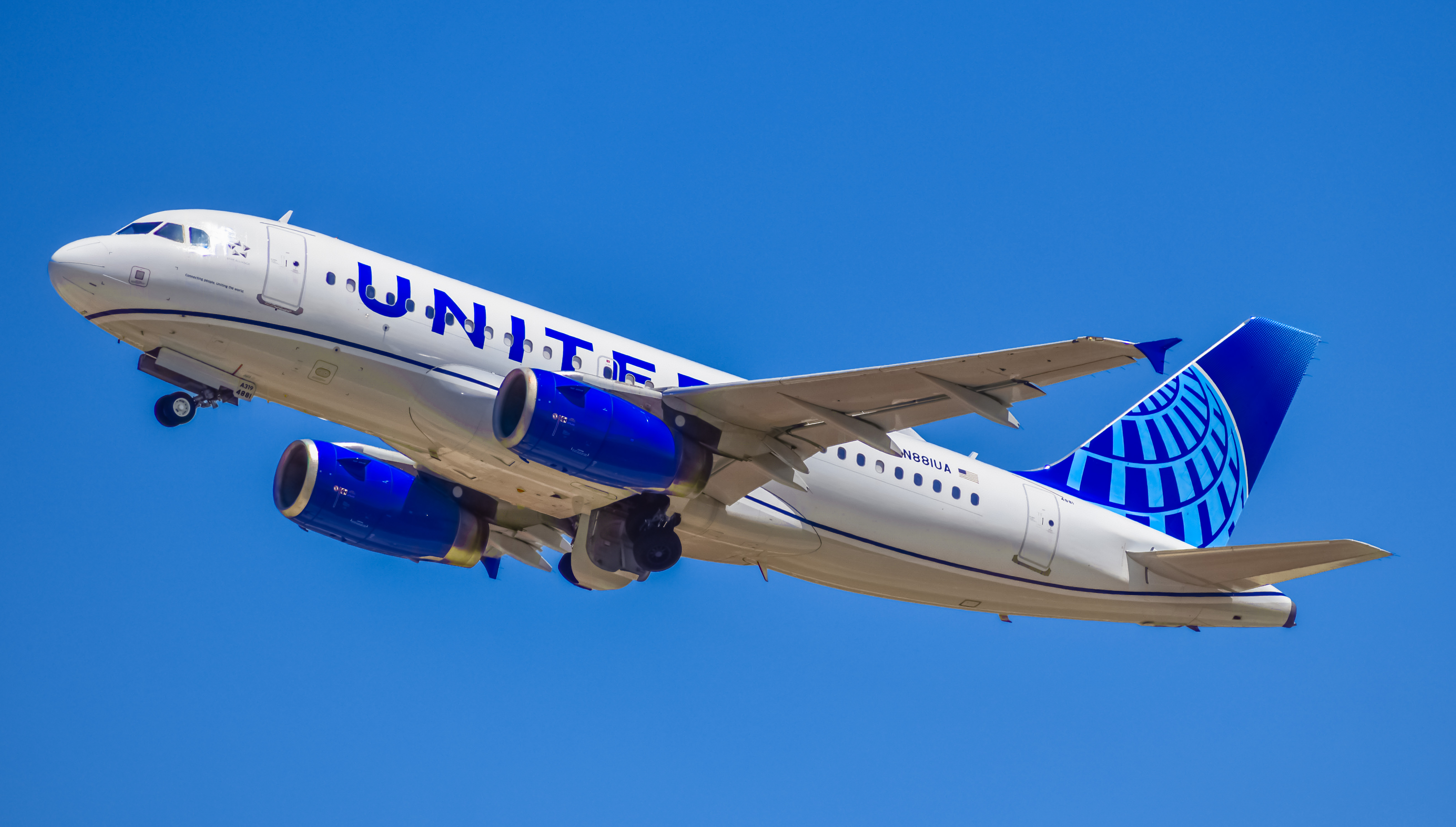 Full size: United Airlines Airbus A319 N881UA at Denver International Airport