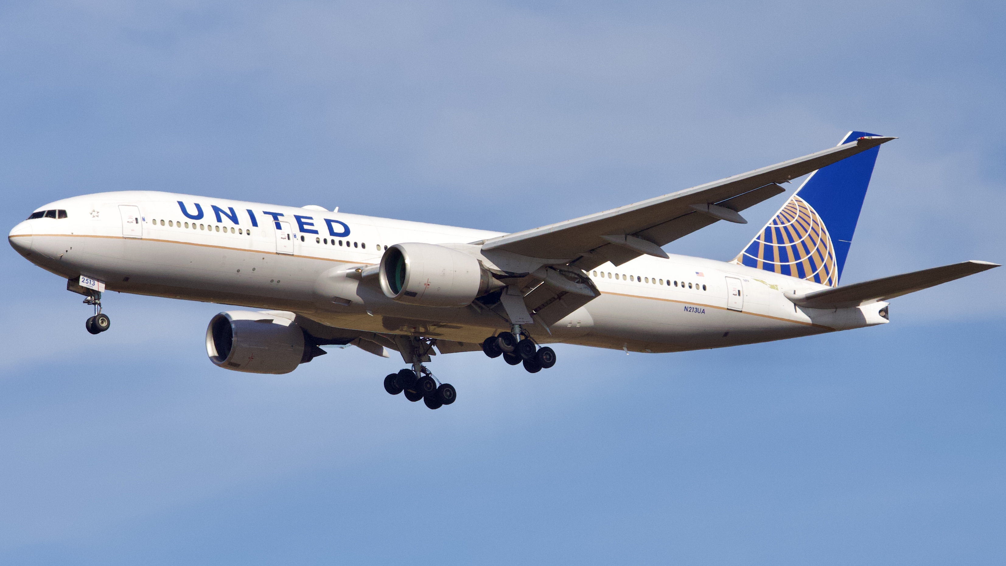 Full size: United Airlines Boeing 777-200 N213UA at Houston-George Bush Intercontinental Airport