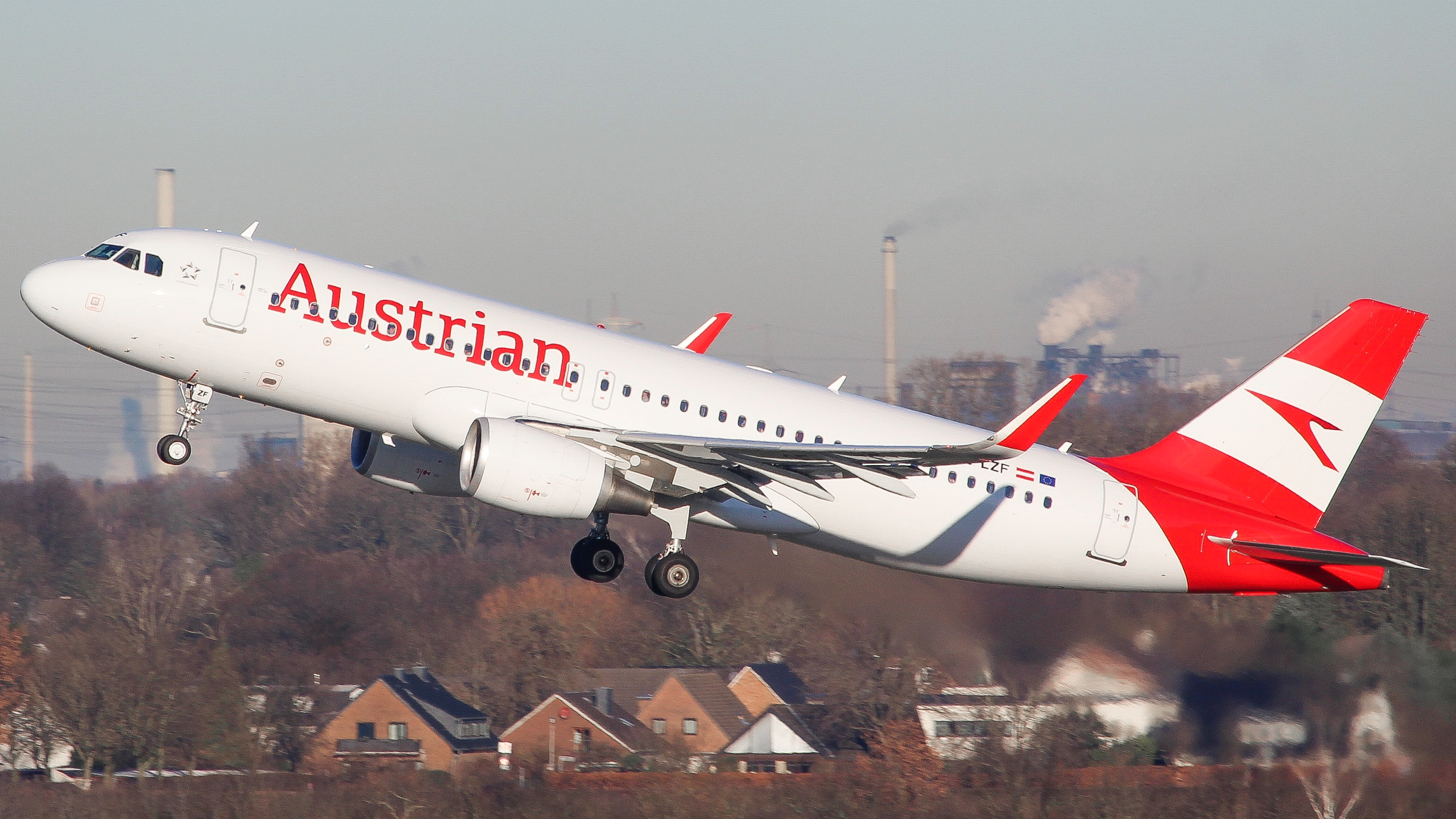 Full size: Austrian Airlines  Airbus A320-200 OE-LZF at Dusseldorf International Airport
