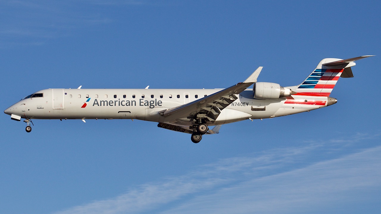 Full size: American Airlines Mitsubishi CRJ-700 N740EV at Salt Lake City International Airport