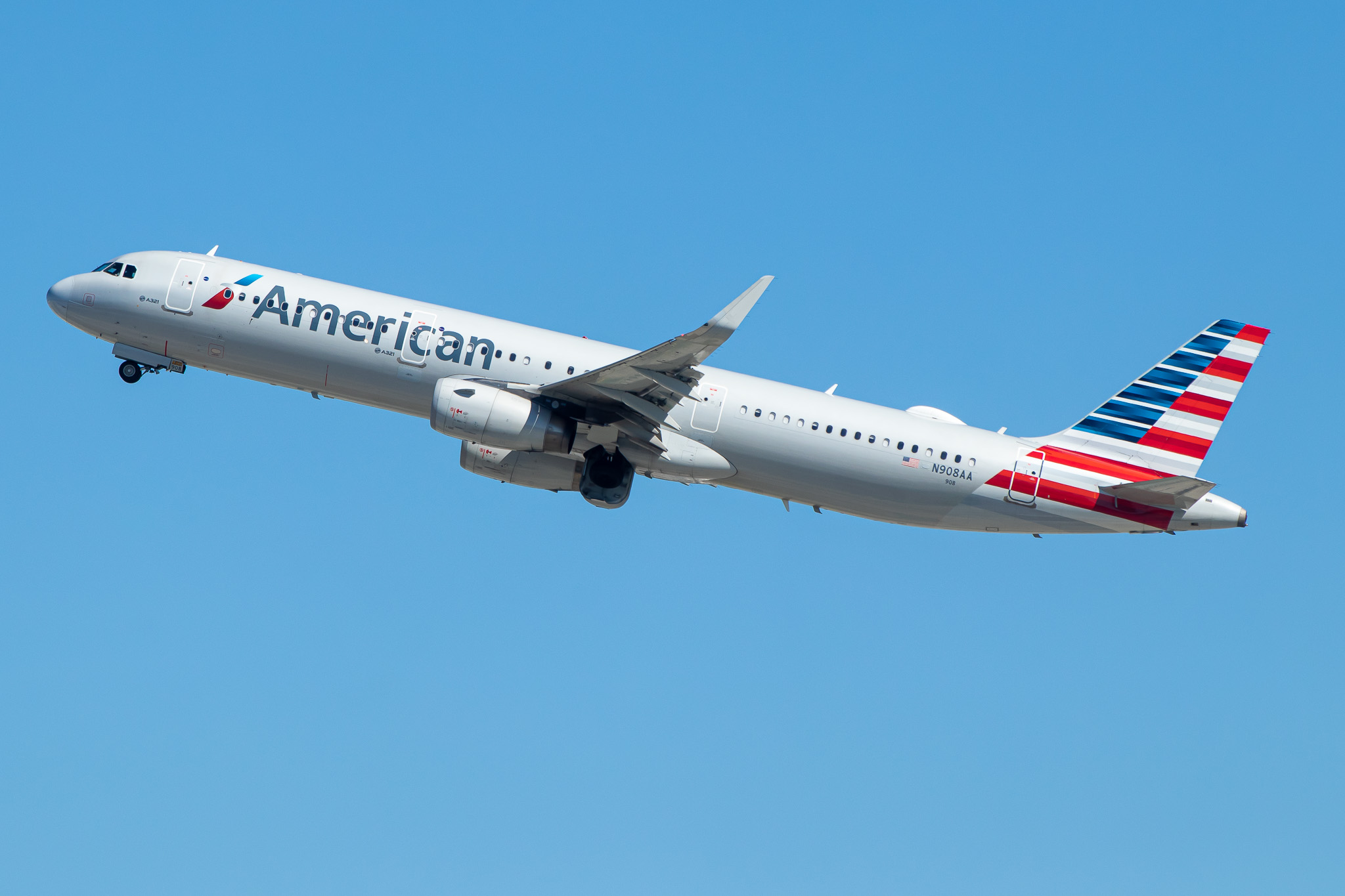 Full size: American Airlines Airbus A321-200 N908AA at Los Angeles International Airport