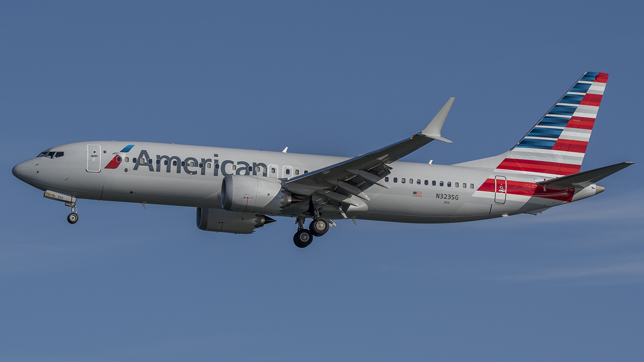 Full size: American Airlines Boeing 737 MAX 8 N323SG at Ronald Reagan National Airport