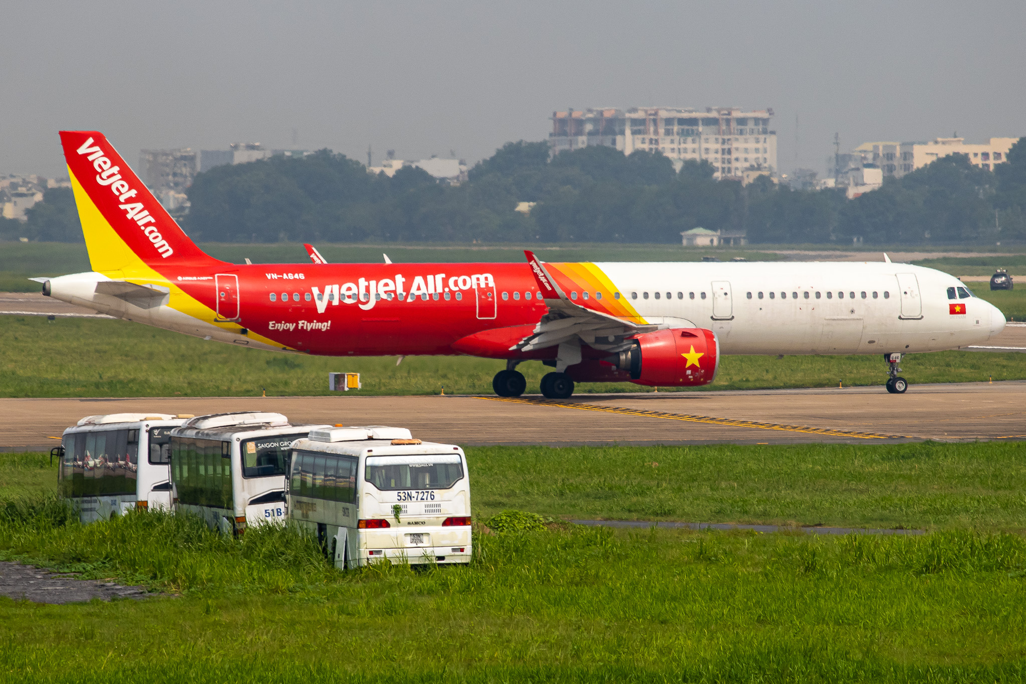 Full size: VietJet Air Airbus A321NEO VN-A646 at Tan Son Nhat International Airport