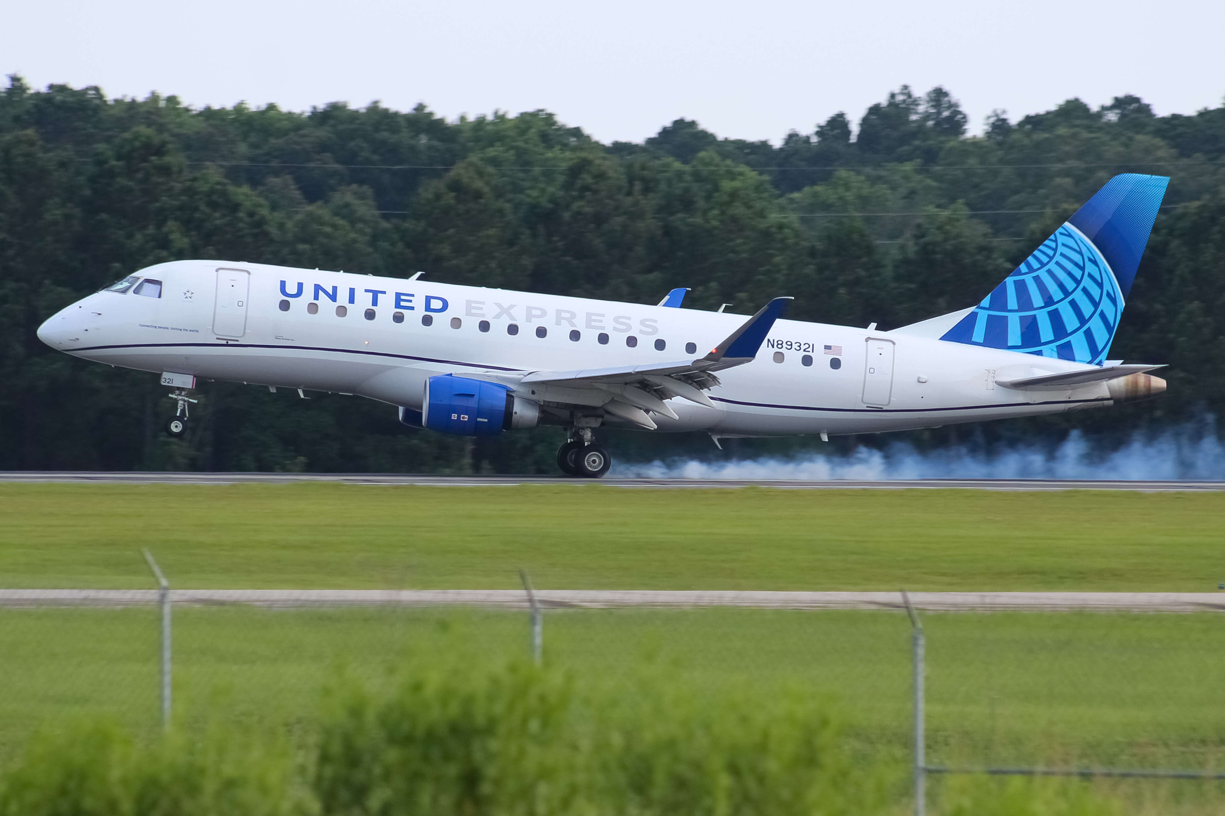 Full size: United Express Embraer E175 N89321 at Savannah/Hilton Head International Airport