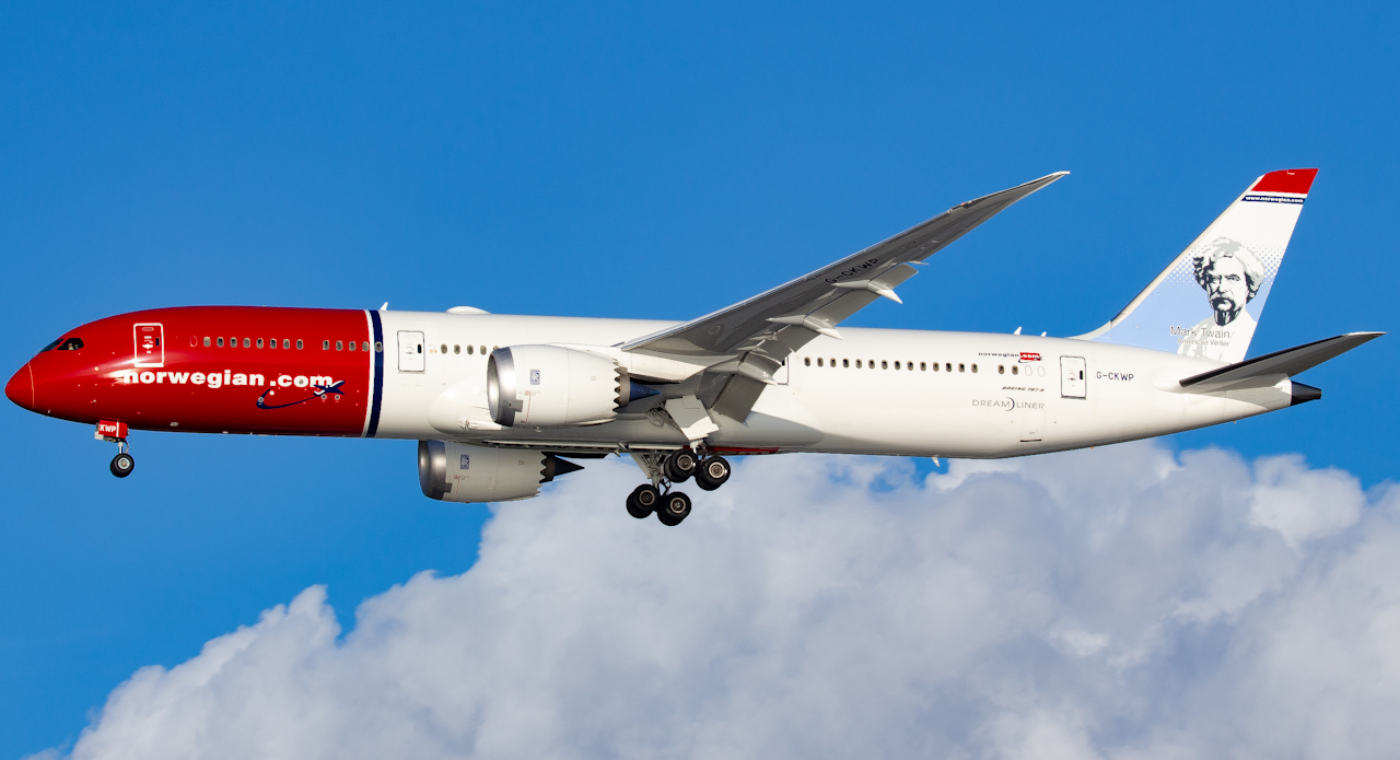 Full size: Norwegian Air Boeing 787-9 G-CKWP at Tampa International Airport