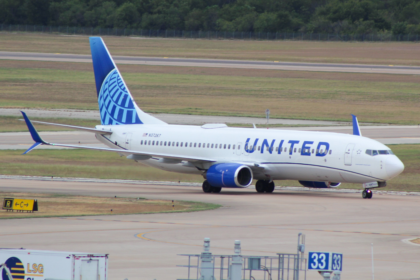 Full size: United Airlines Boeing 737-800 N37267 at Austin-Bergstrom International Airport