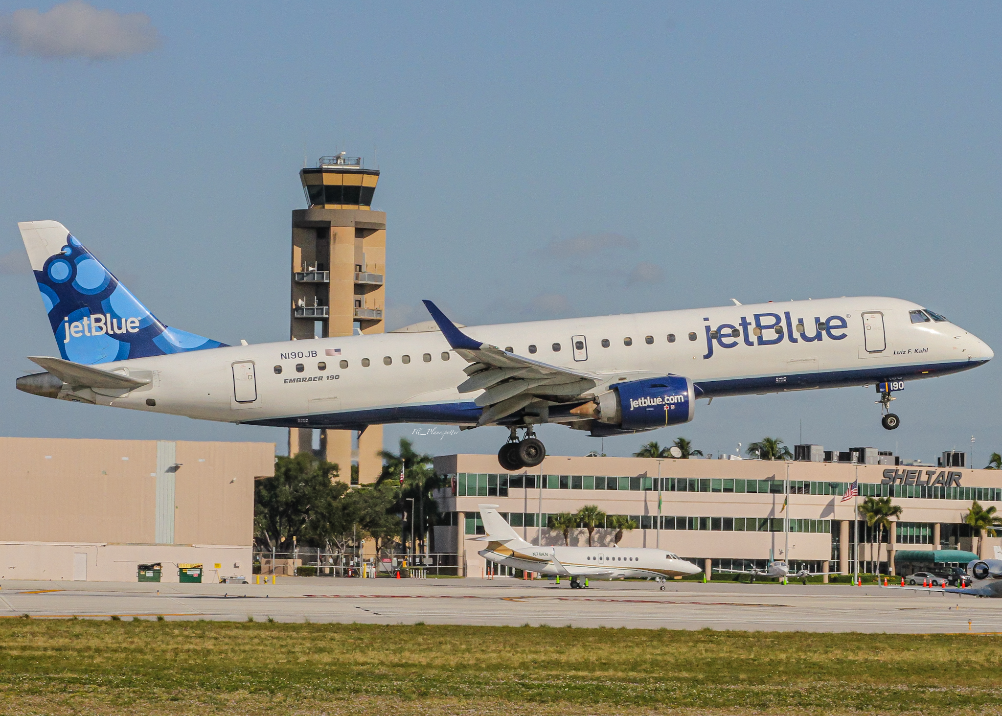 Full size: JetBlue Airways Embraer E190 N190JB at Fort Lauderdale/Hollywood International Airport