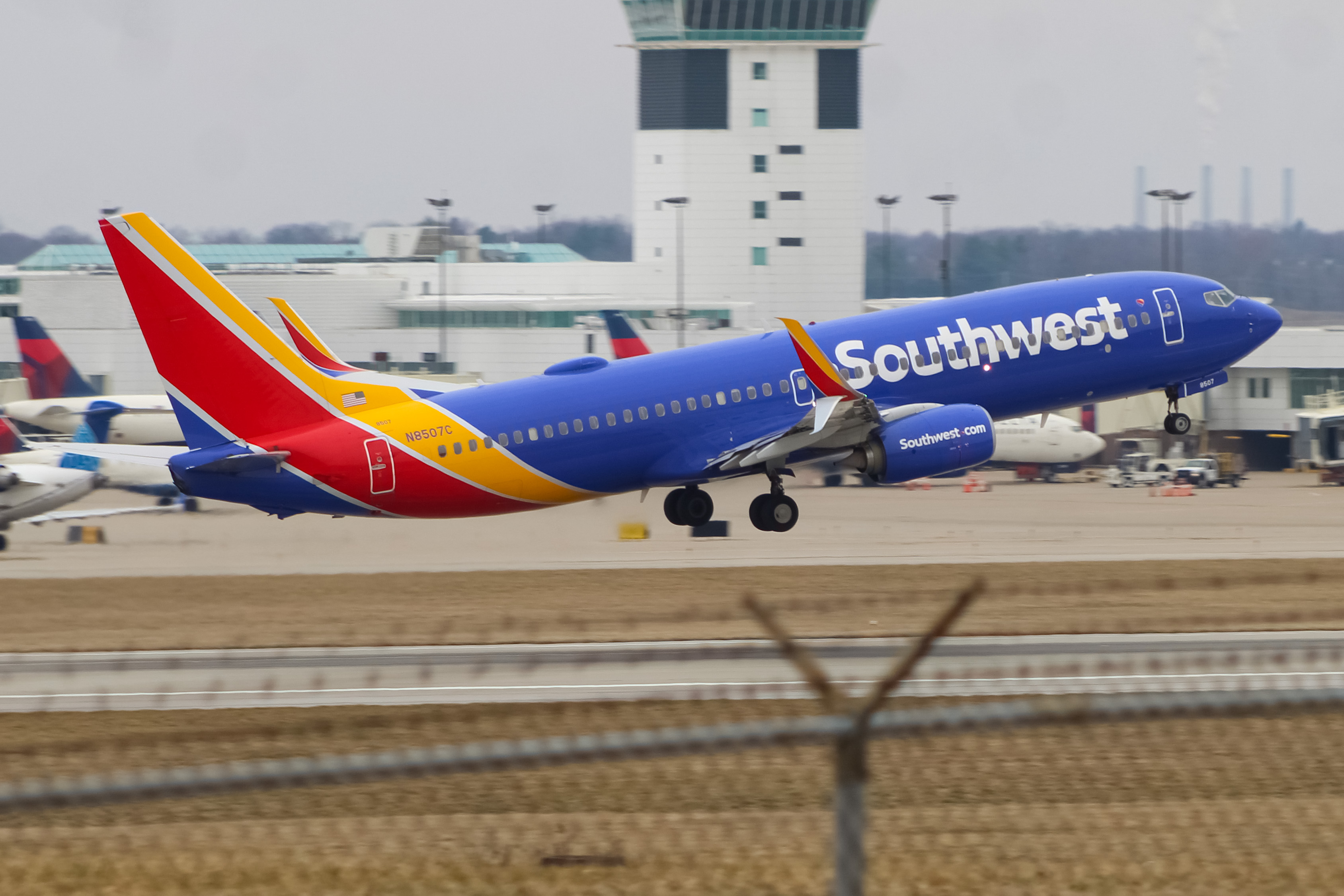 Full size: Southwest Airlines Boeing 737-800 N8507C at Cincinnati/Northern Kentucky International Airport