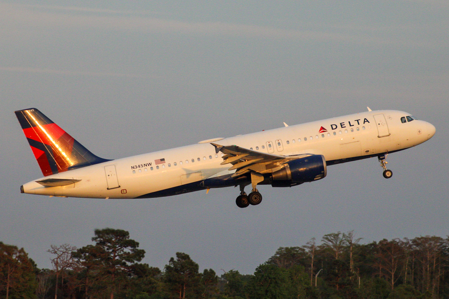 Full size: Delta Airlines Airbus A320 N345NW at Orlando International Airport