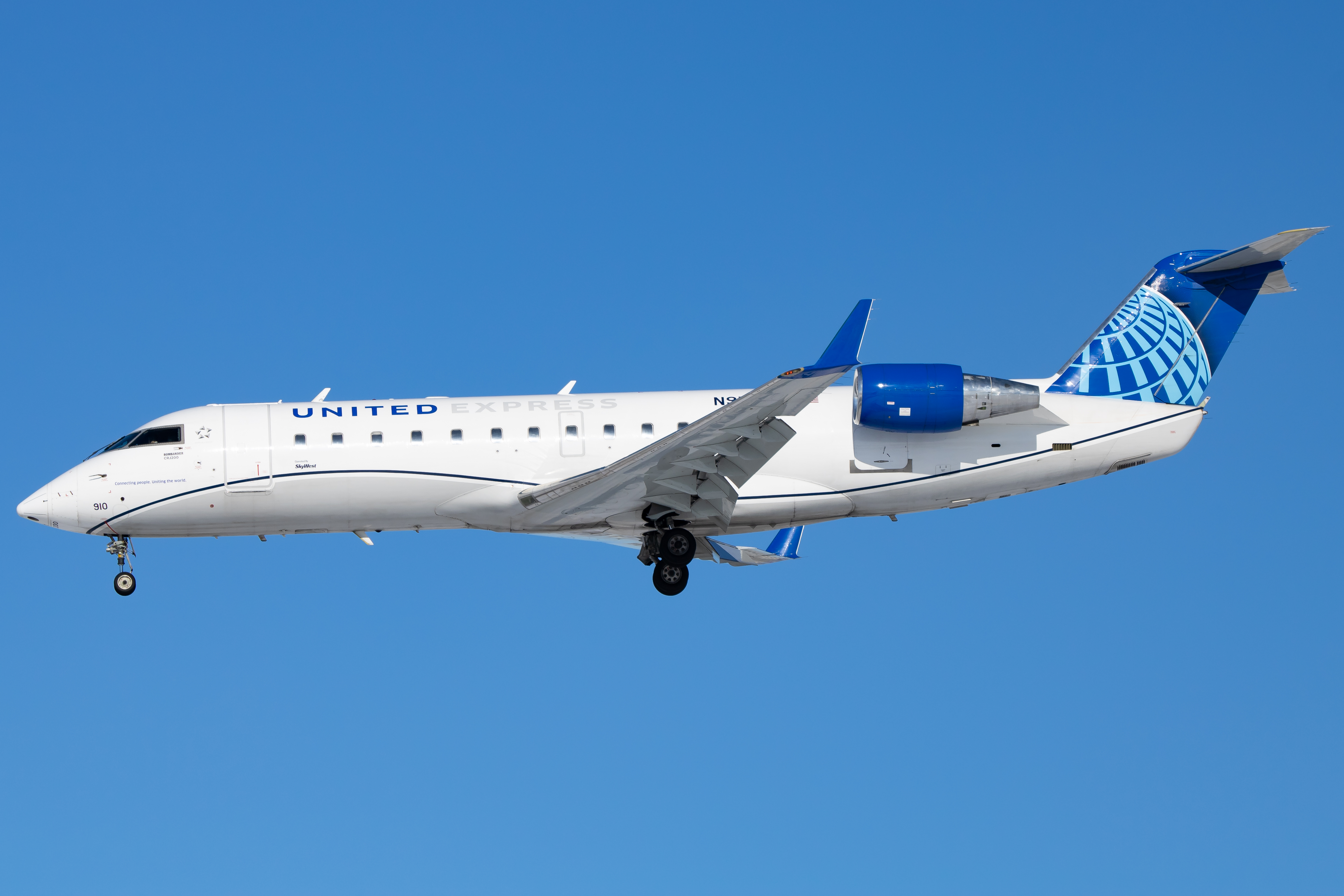 Full size: United Express Mitsubishi CRJ-200 N910EV at Cedar Rapids Eastern Iowa Airport
