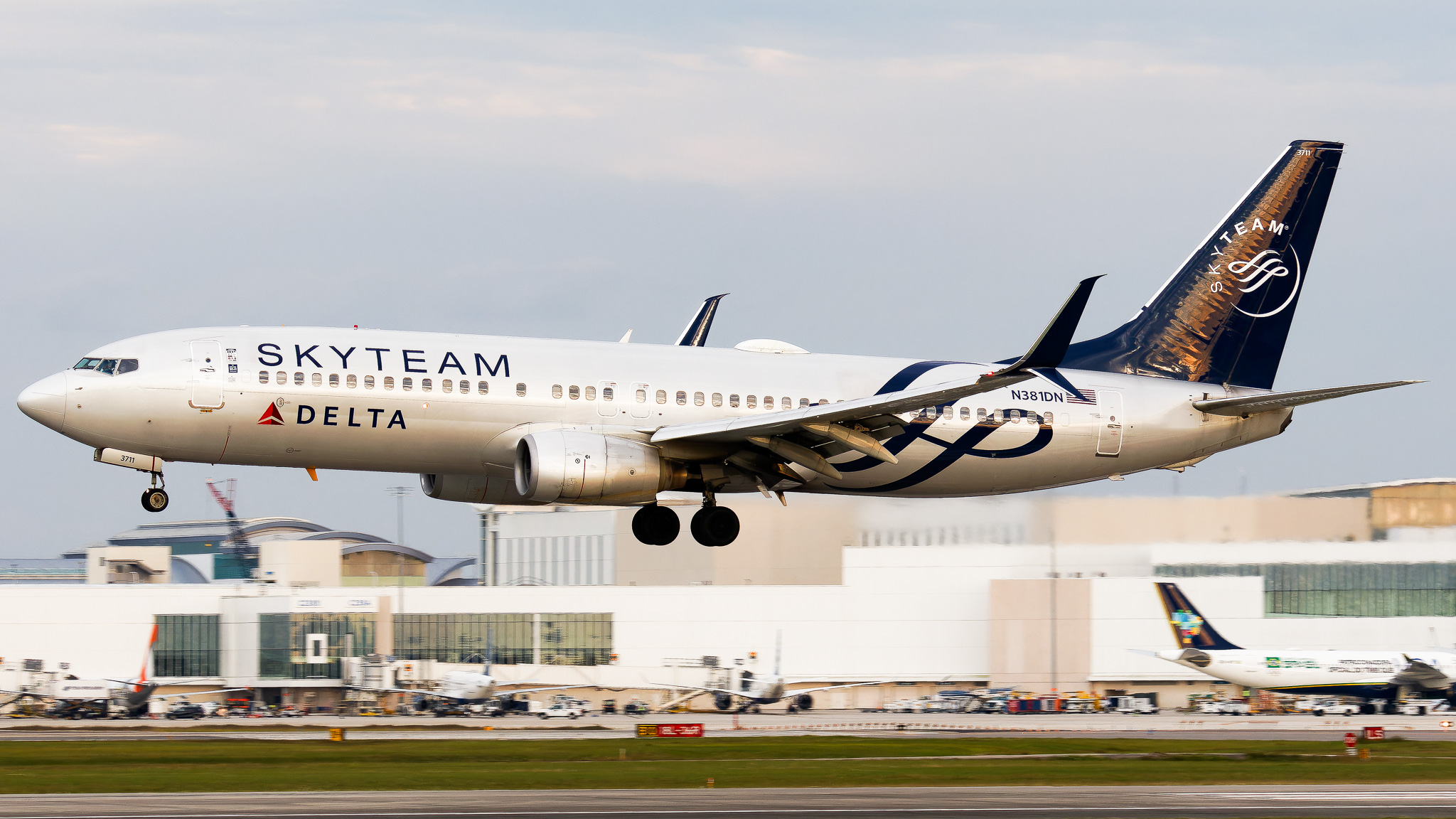 Full size: Delta Airlines Boeing 737-800 N381DN at Orlando International Airport