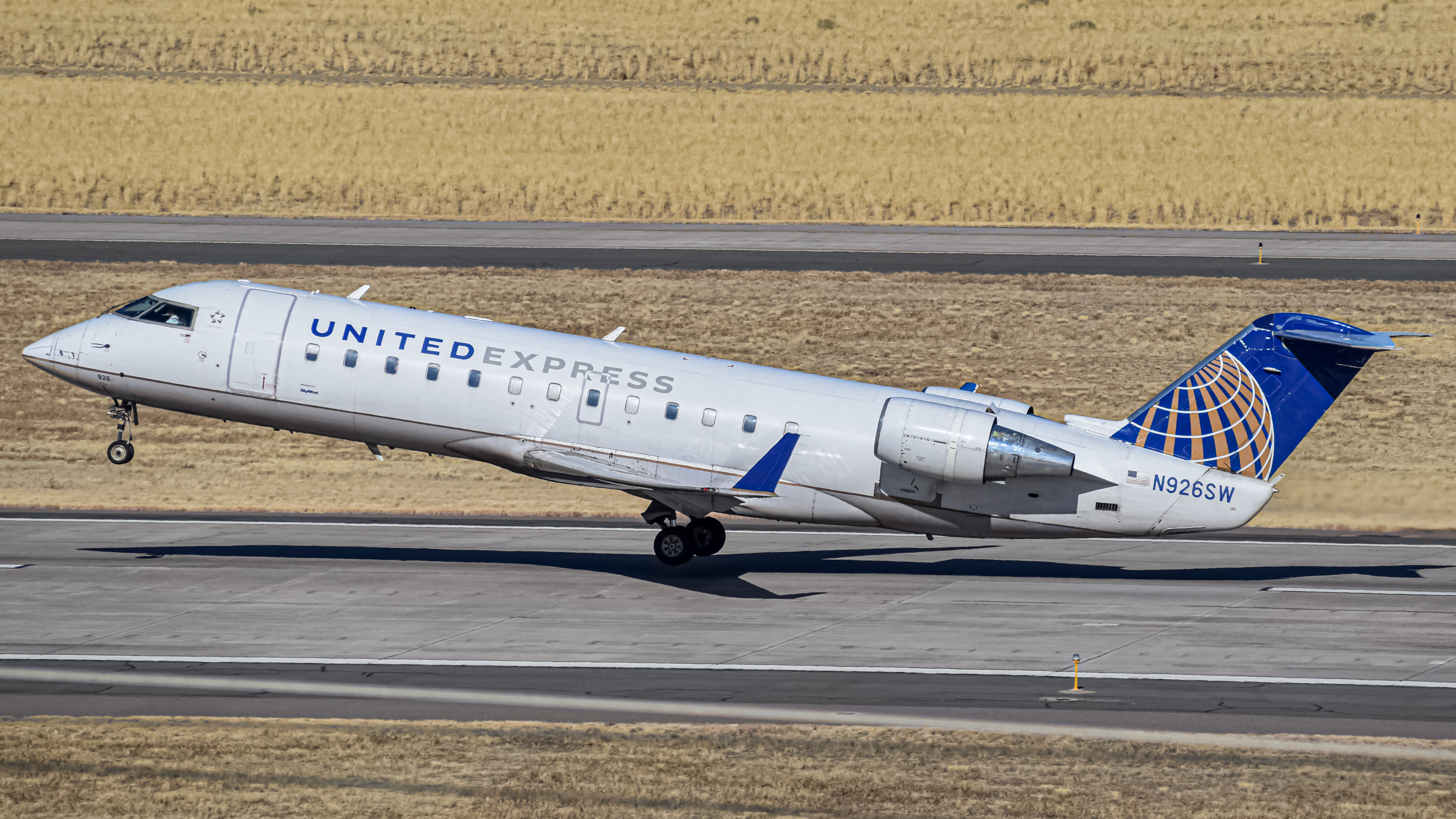 Full size: United Express Mitsubishi CRJ-200 N926SW at Denver International Airport