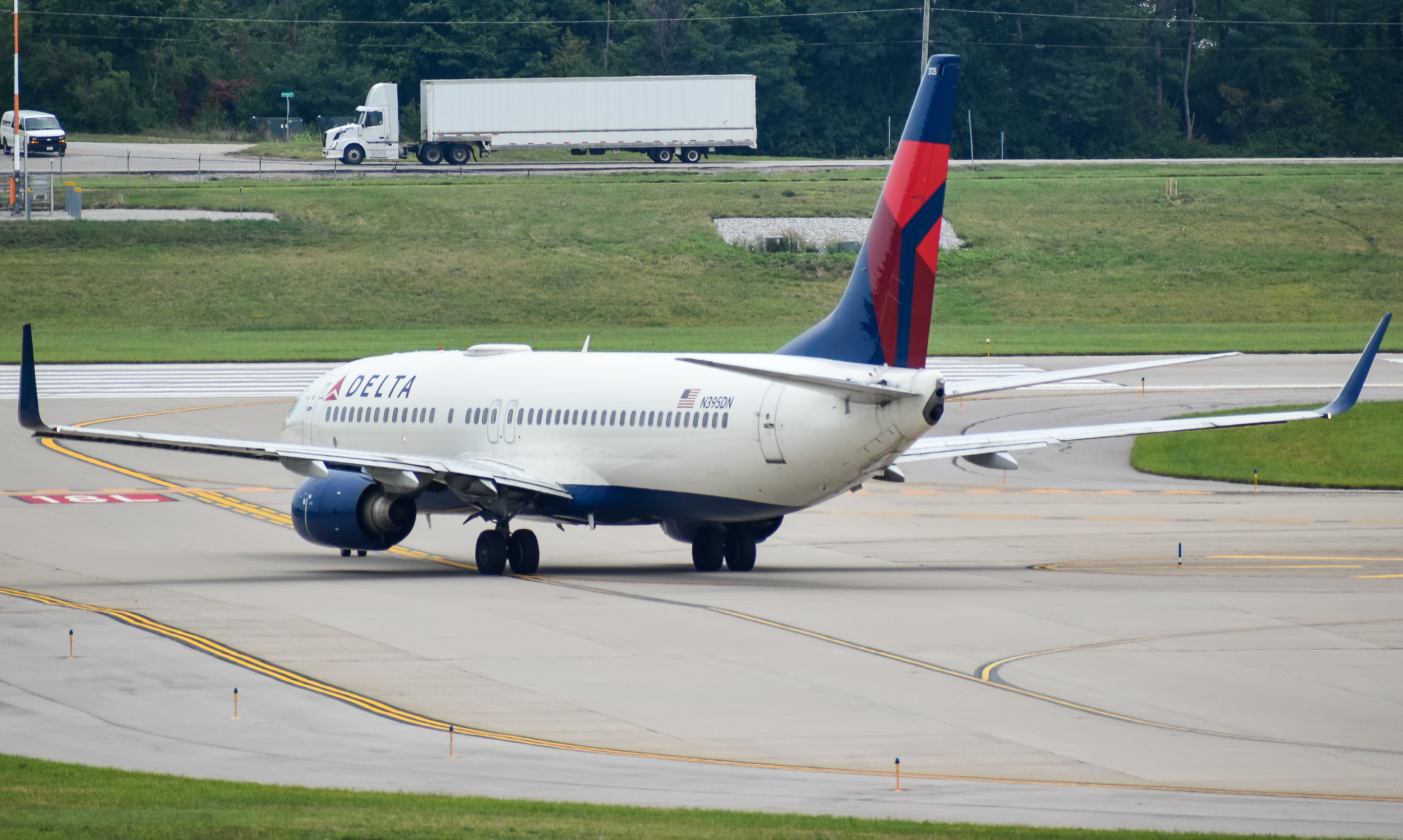 Full size: Delta Airlines Boeing 737-800 N395DN at Cincinnati/Northern Kentucky International Airport