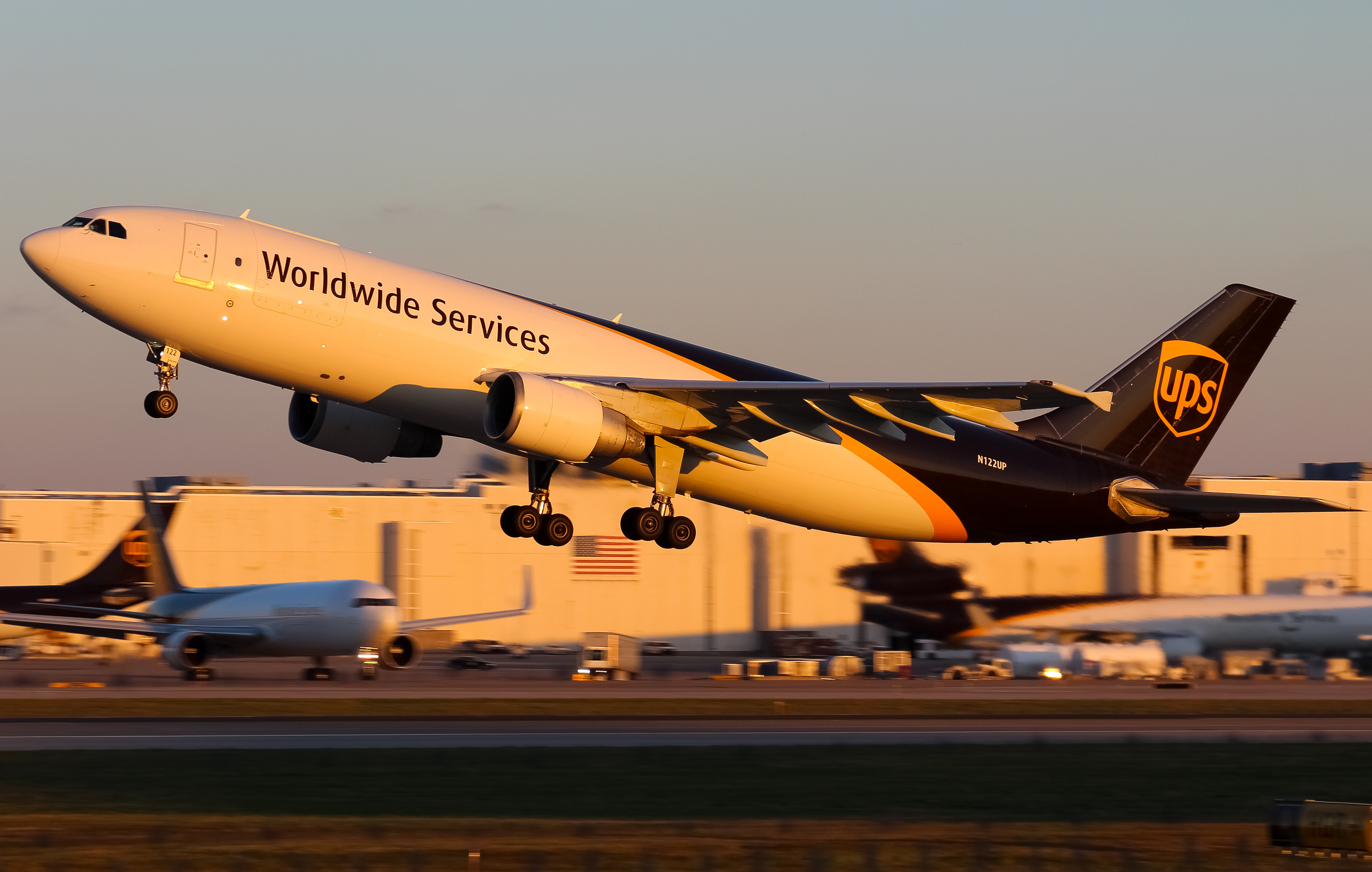 Full size: United Parcel Service Airbus A300F-600R N122UP at Louisville Muhammad Ali International Airport