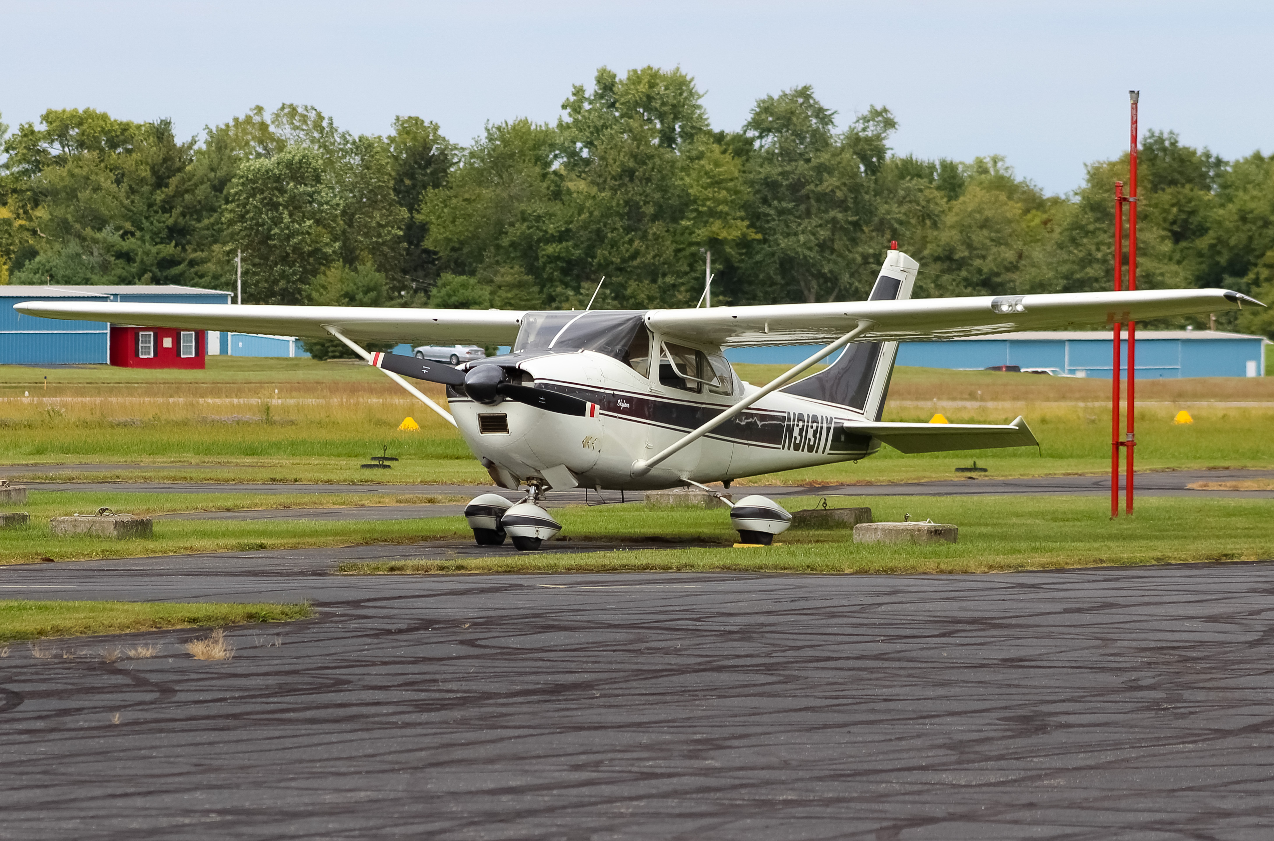 Full size: PRIVATE  Cessna 182 Skylane N3131Y at Clermont County Airport