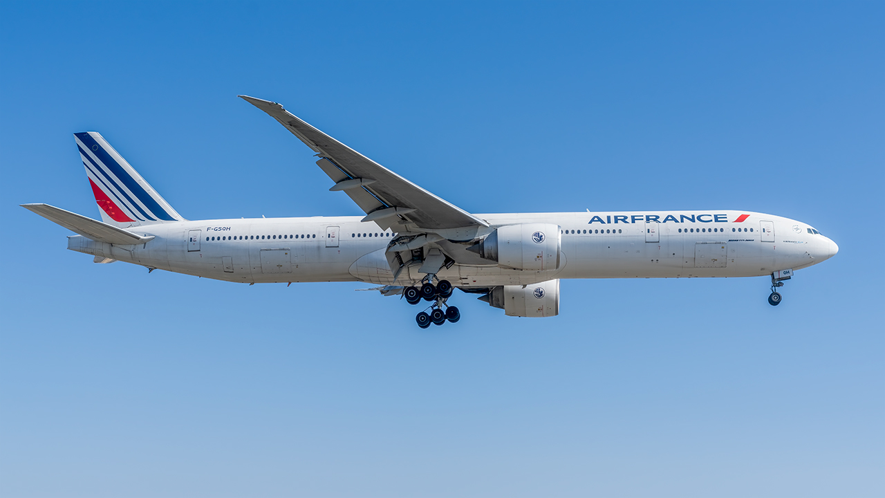 Full size: Air France Boeing 777-300ER F-GSQH at Los Angeles International Airport