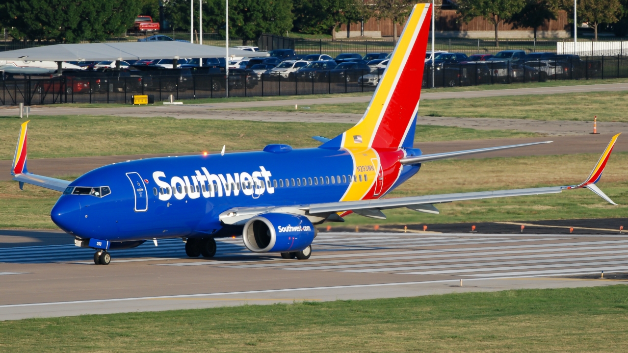 Full size: Southwest Airlines Boeing 737-700 N293WN at Dallas Love Field Airport
