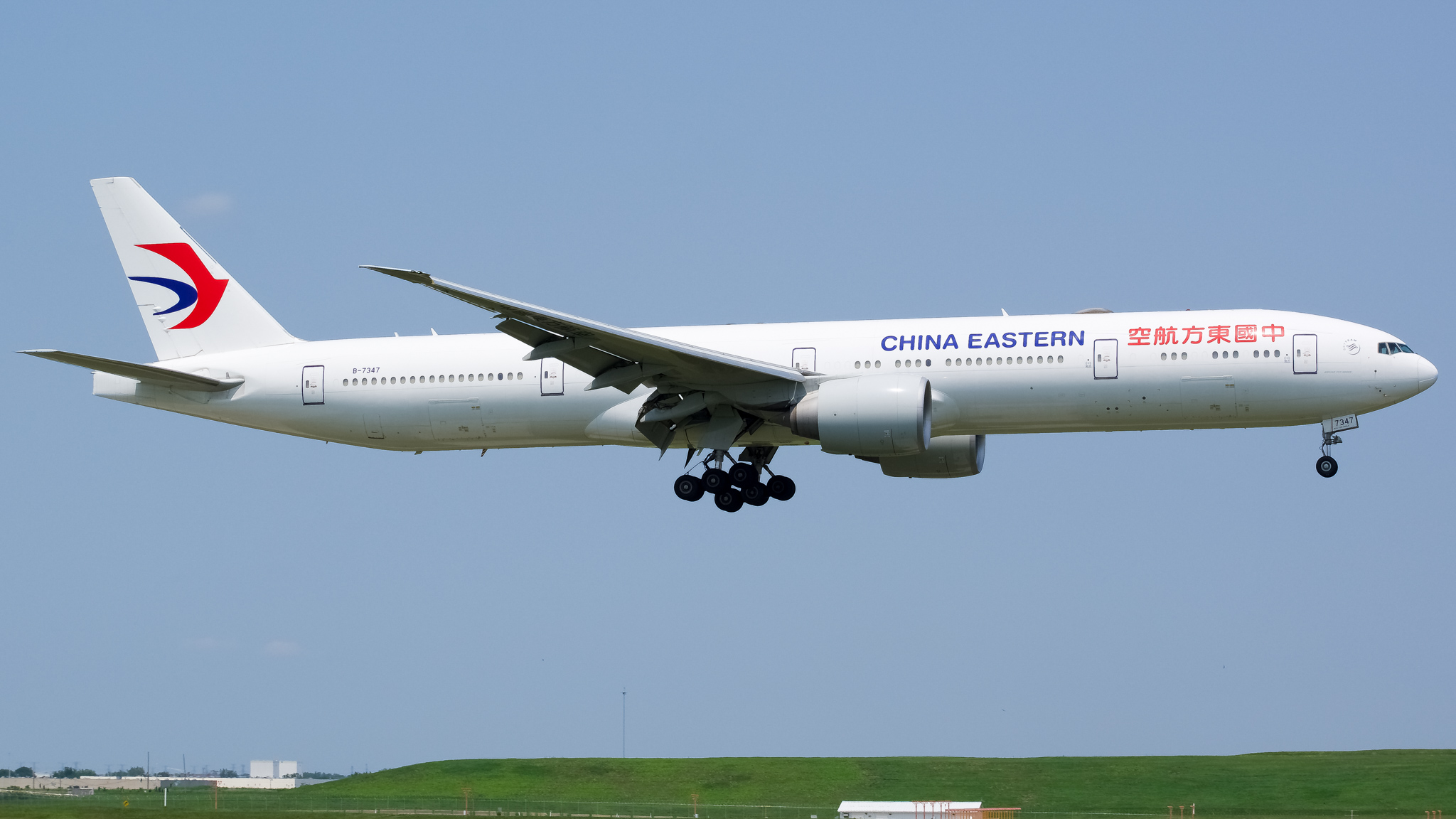Full size: China Eastern Airlines Boeing 777-300ER B-7347 at Chicago O'Hare International Airport