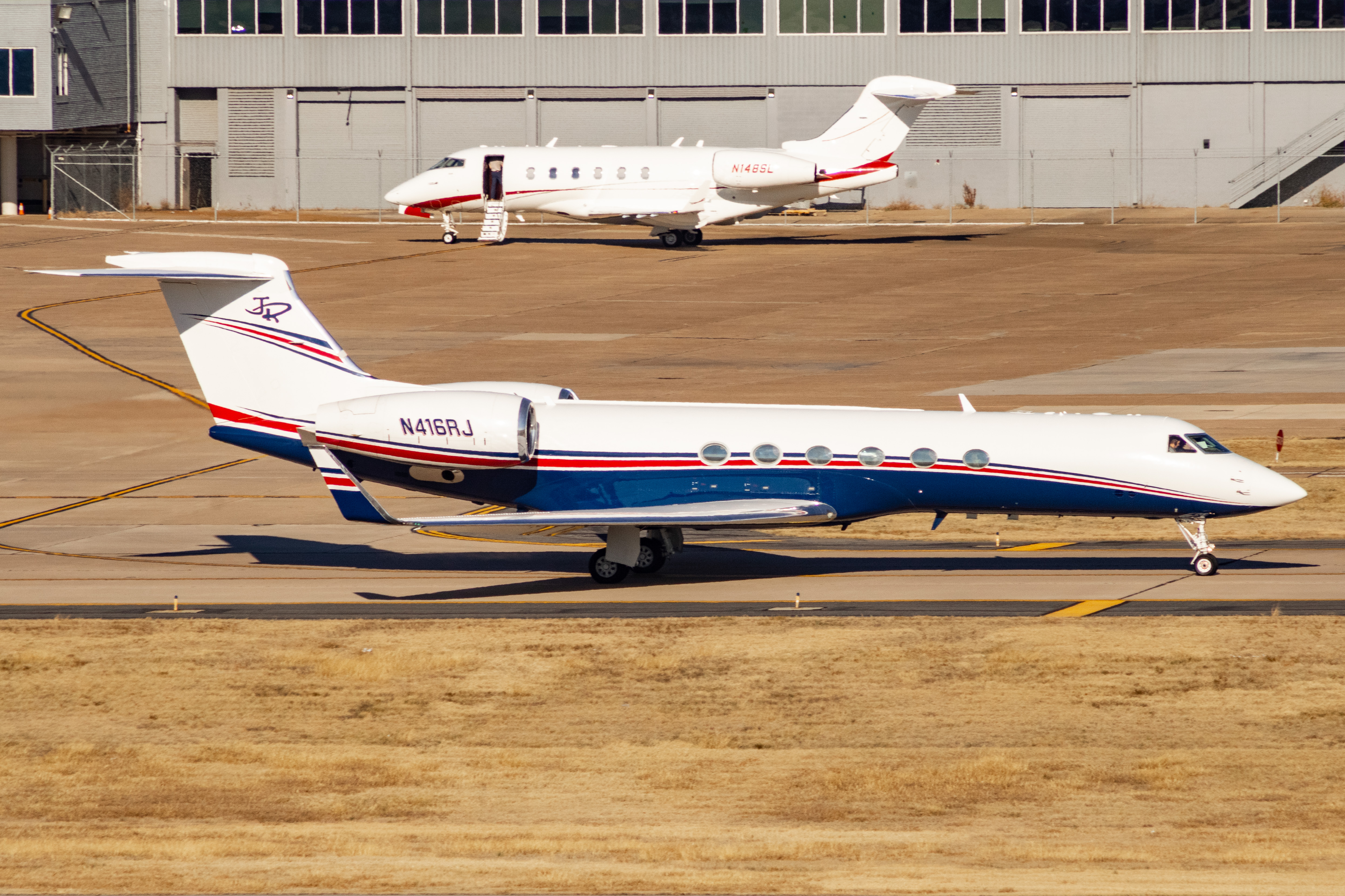 Full size: PRIVATE Gulfstream V N416RJ at Dallas Love Field Airport