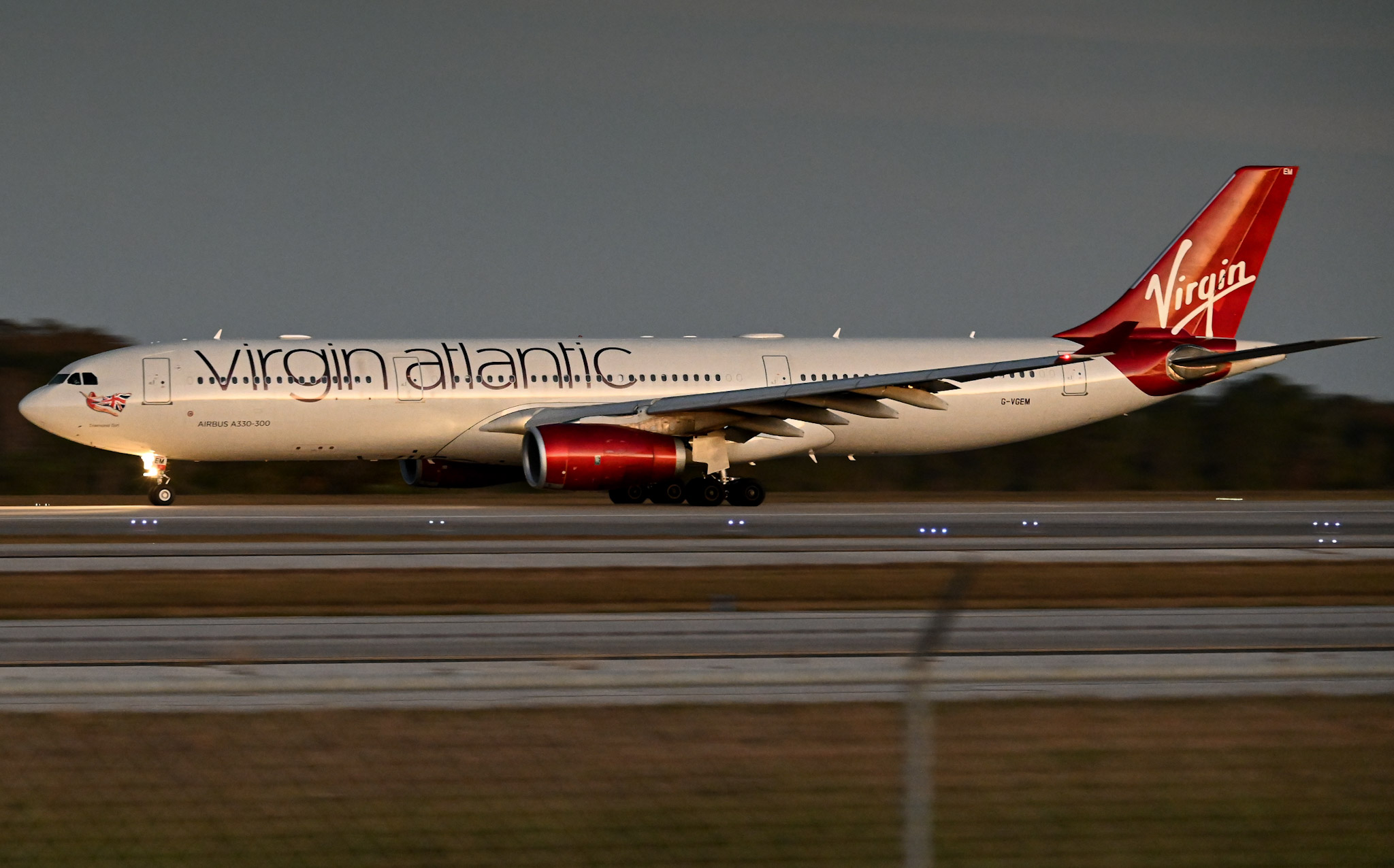 Full size: Virgin Atlantic Airbus A330-300 G-VGEM at Orlando International Airport
