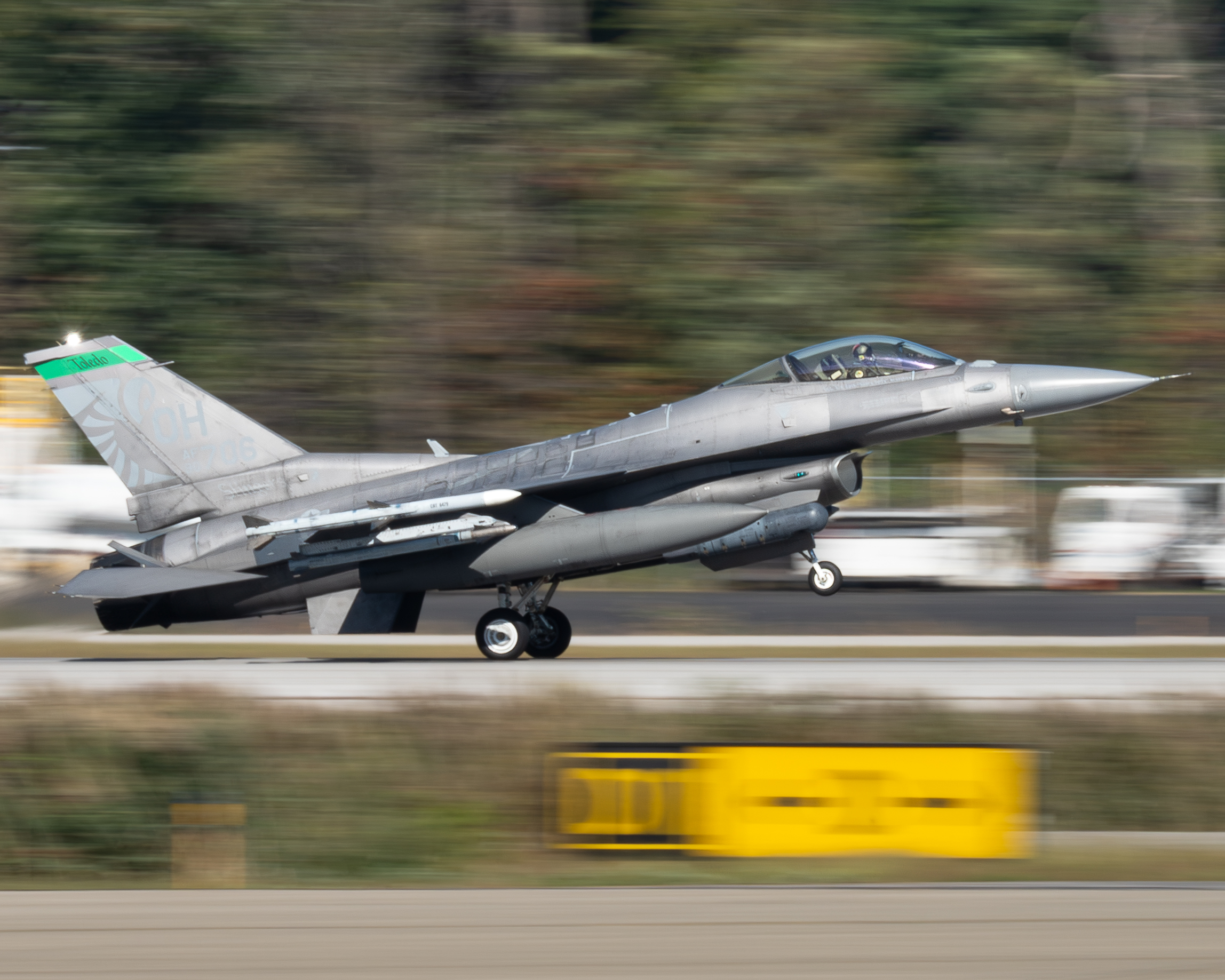 Full size: USAF - United States Air Force General Dynamics F-16 Fighting Falcon 90-0706 at Toledo Express Airport