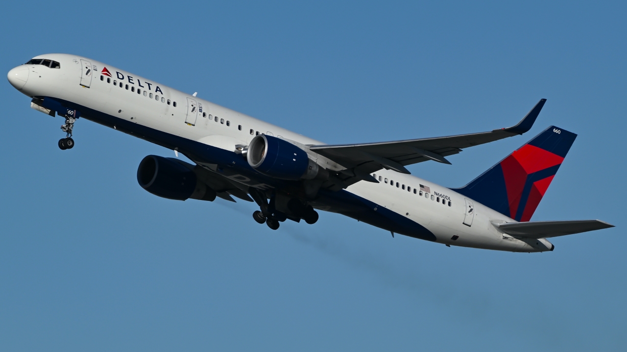 Full size: Delta Airlines Boeing 757-200 N660DL at Los Angeles International Airport
