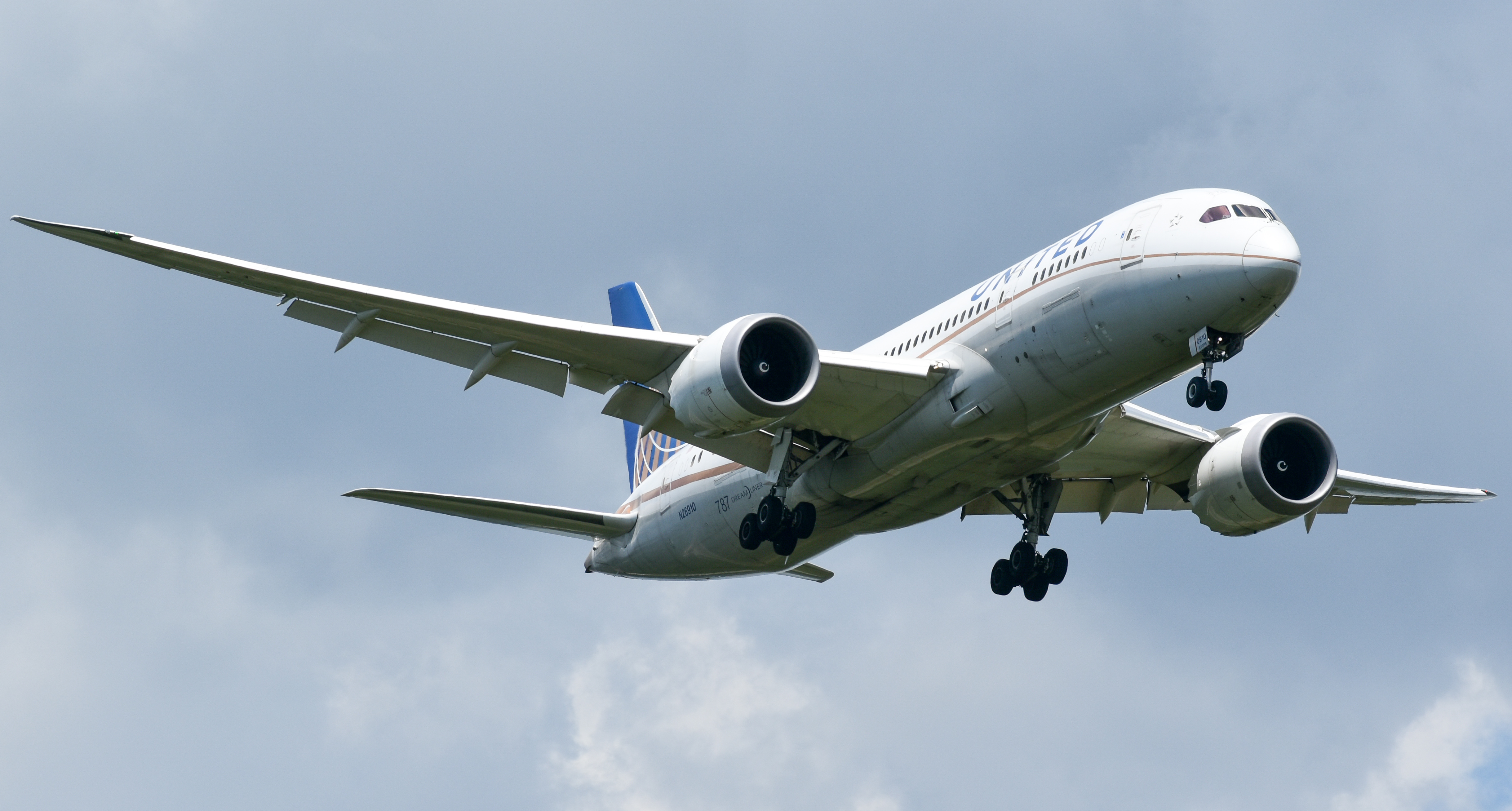 Full size: United Airlines Boeing 787-8 N26910 at Washington Dulles International Airport