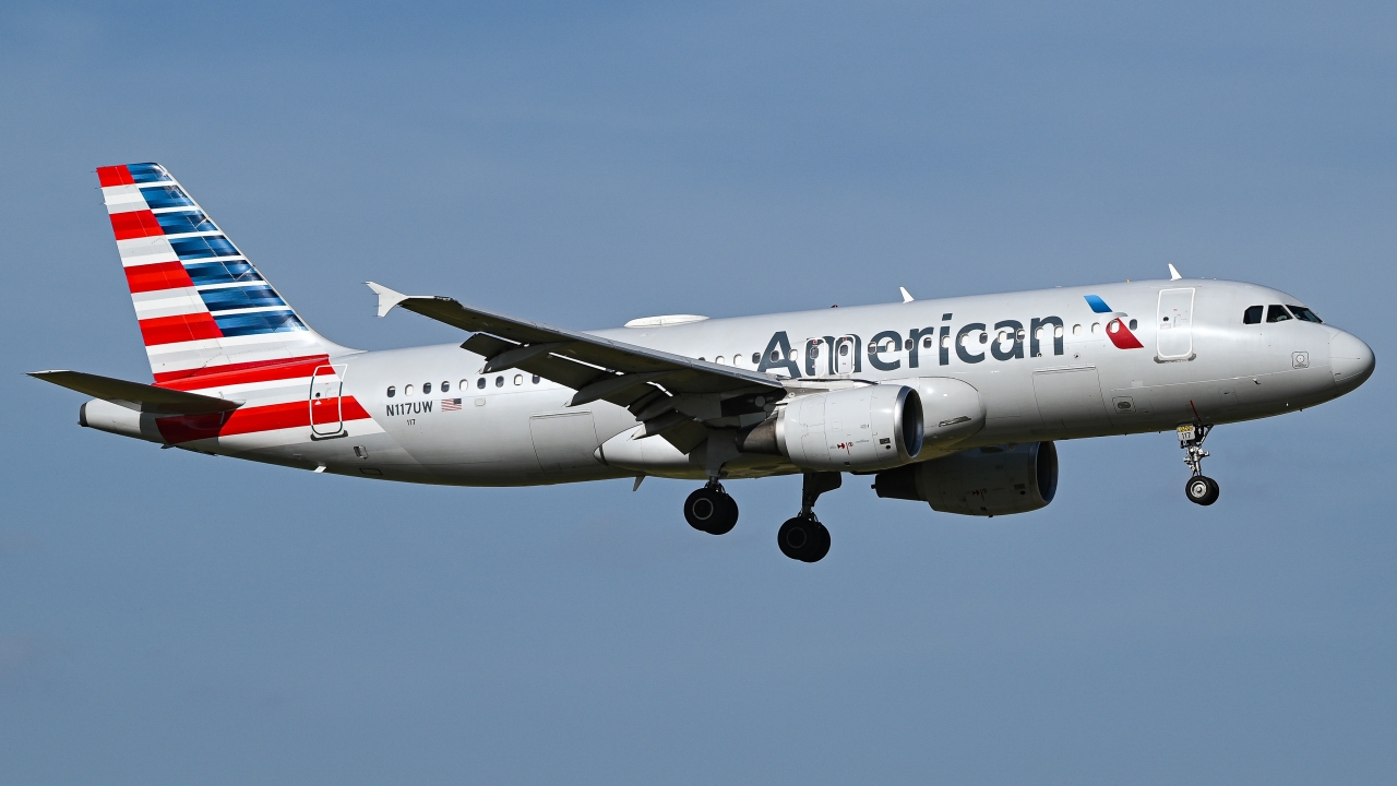 Full size: American Airlines Airbus A320 N117UW at Dallas-Fort Worth International Airport