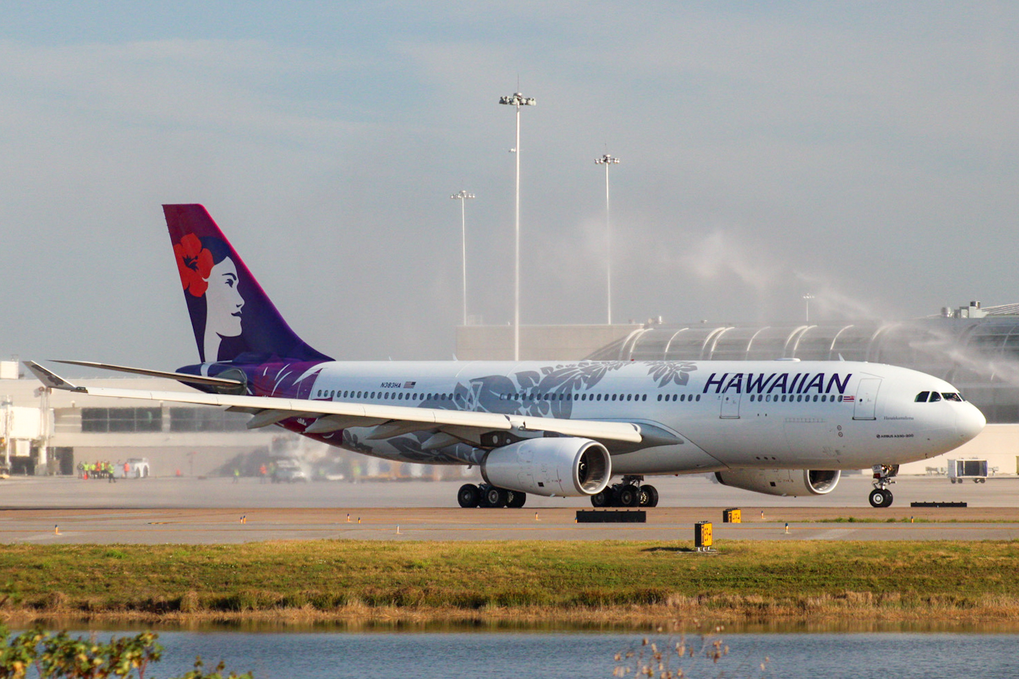 Full size: Hawaiian Airlines Airbus A330-200 N383HA at Orlando International Airport