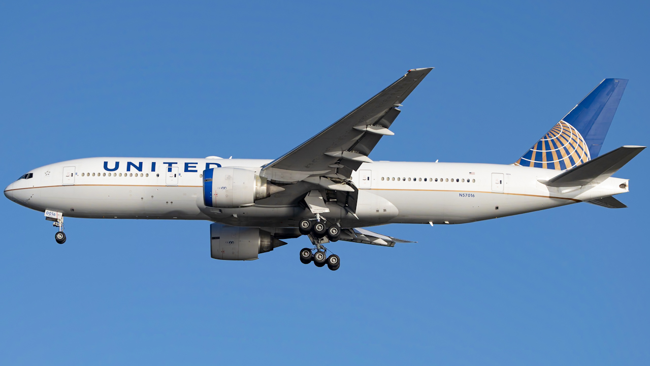 Full size: United Airlines Boeing 777-200ER N57016 at Tampa International Airport