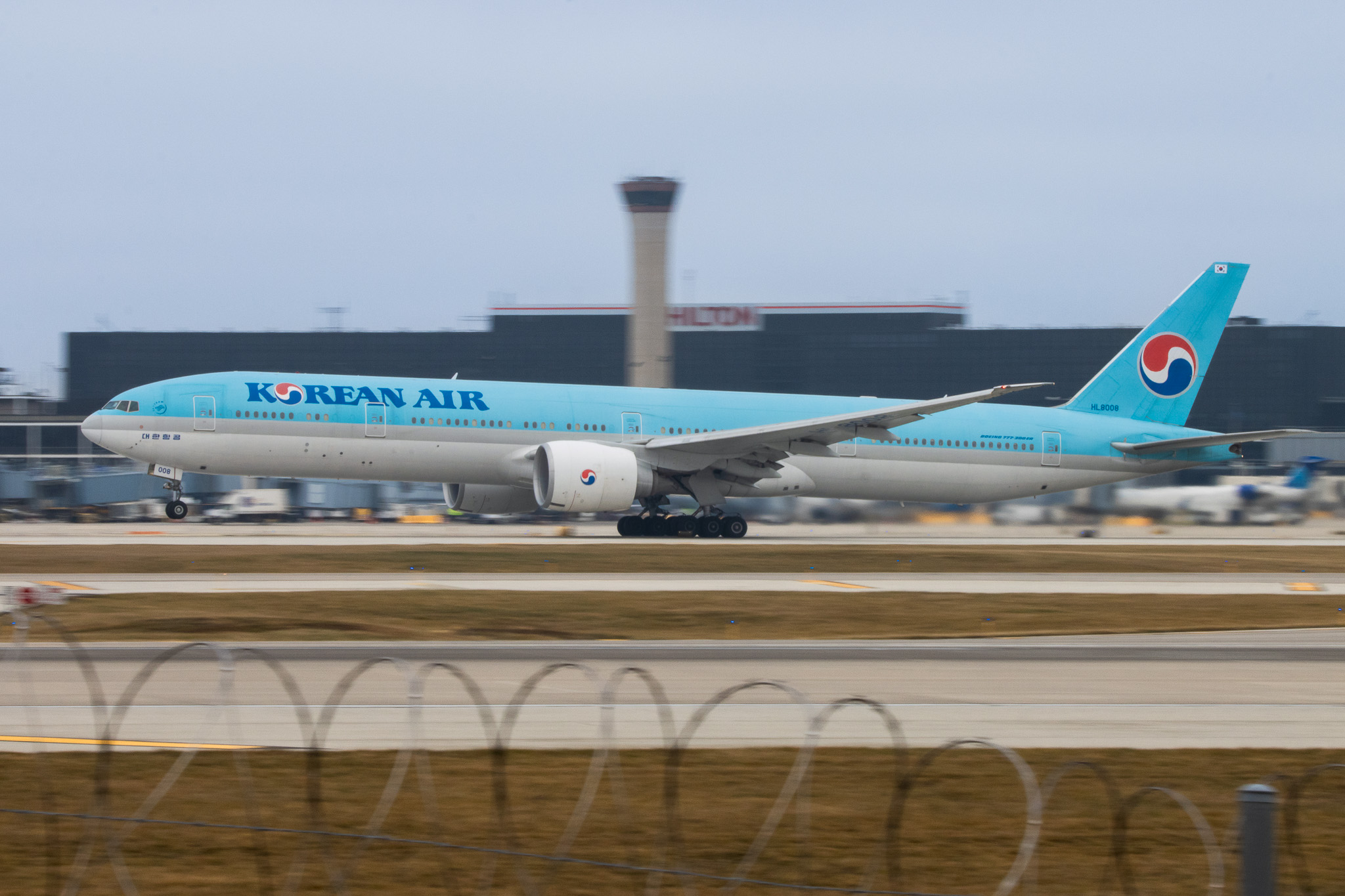 Full size: Korean Air  Boeing 777-300ER HL8008 at Chicago O'Hare International Airport