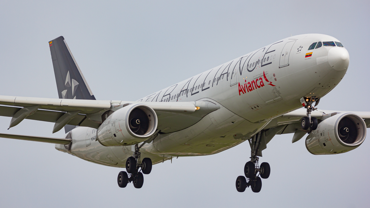 Full size: Avianca Airbus A330-200 N342AV at Miami International Airport
