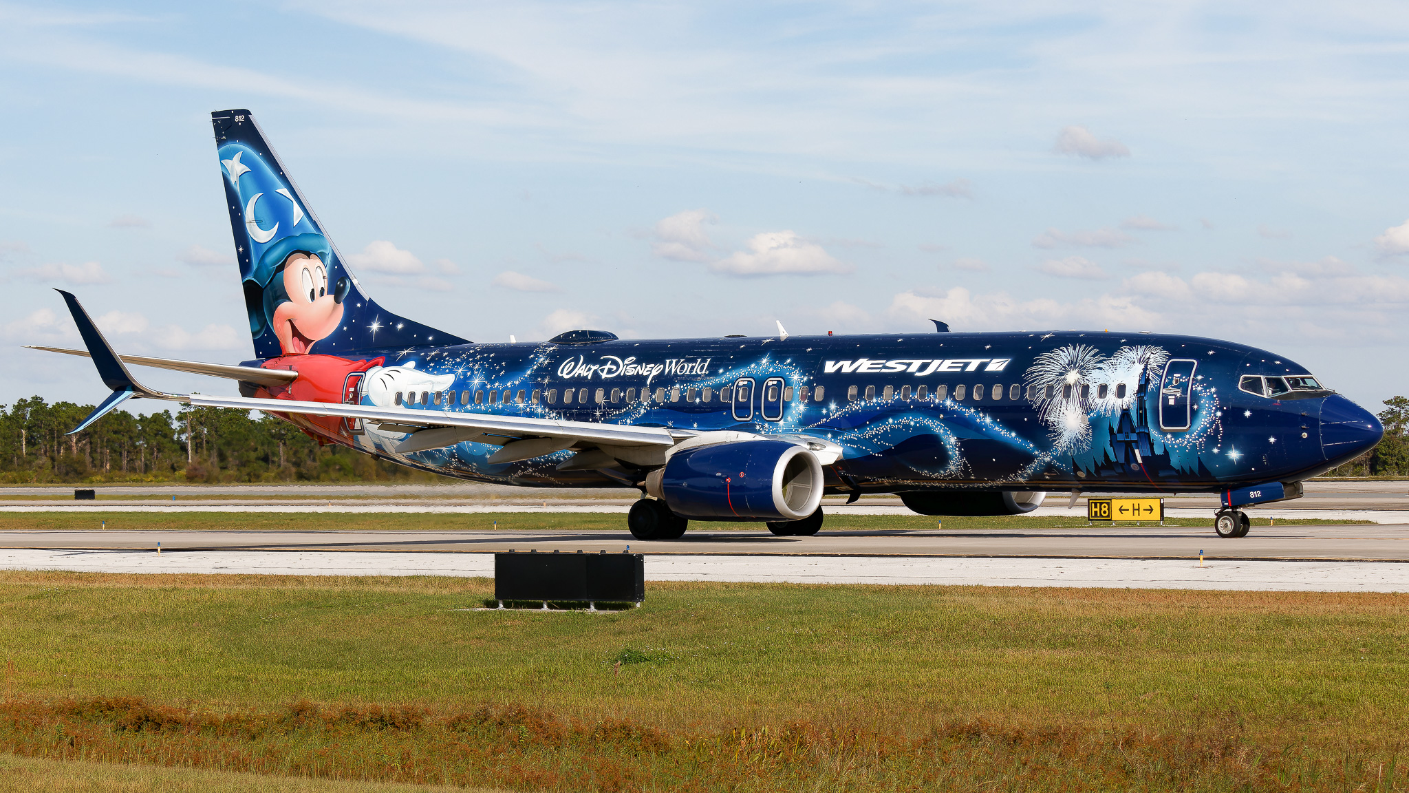 Full size: WestJet Boeing 737-800 C-GWSZ at Orlando International Airport