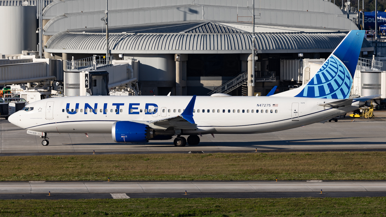 Full size: United Airlines Boeing 737 MAX 8 N47275 at Tampa International Airport