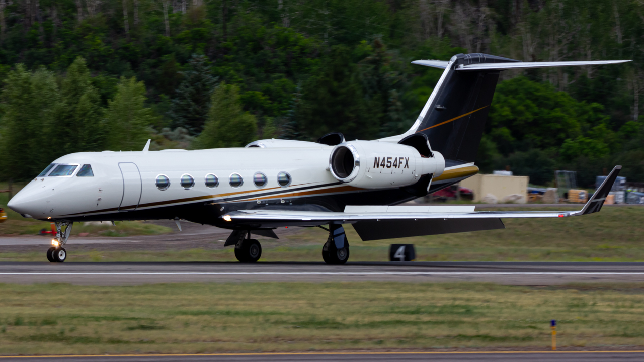 Full size: FlexJet Gulfstream G450 N454FX at Aspen-Pitkin County Airport/Sardy Field