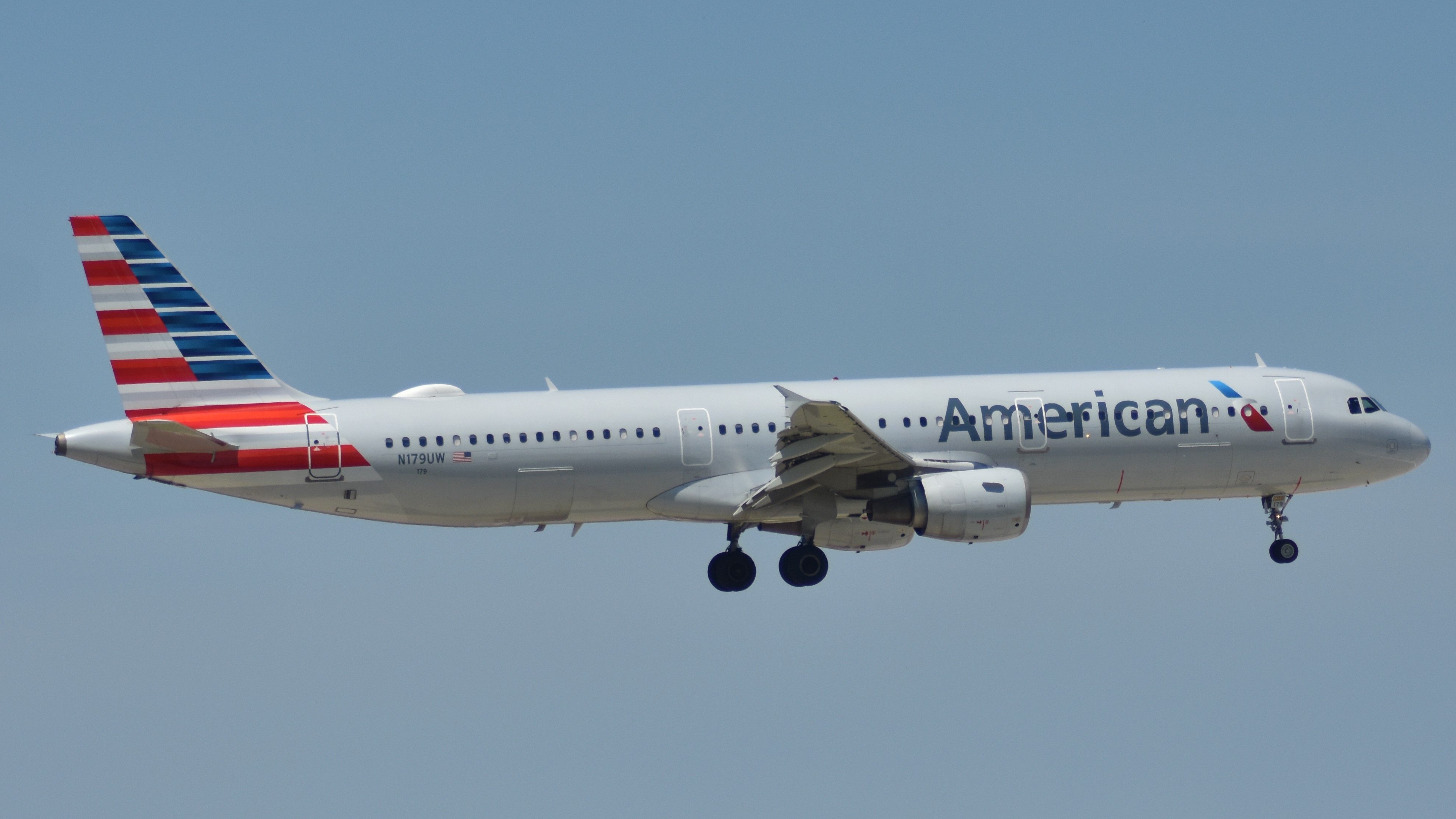 Full size: American Airlines Airbus A321-200 N179UW at Chicago O'Hare International Airport