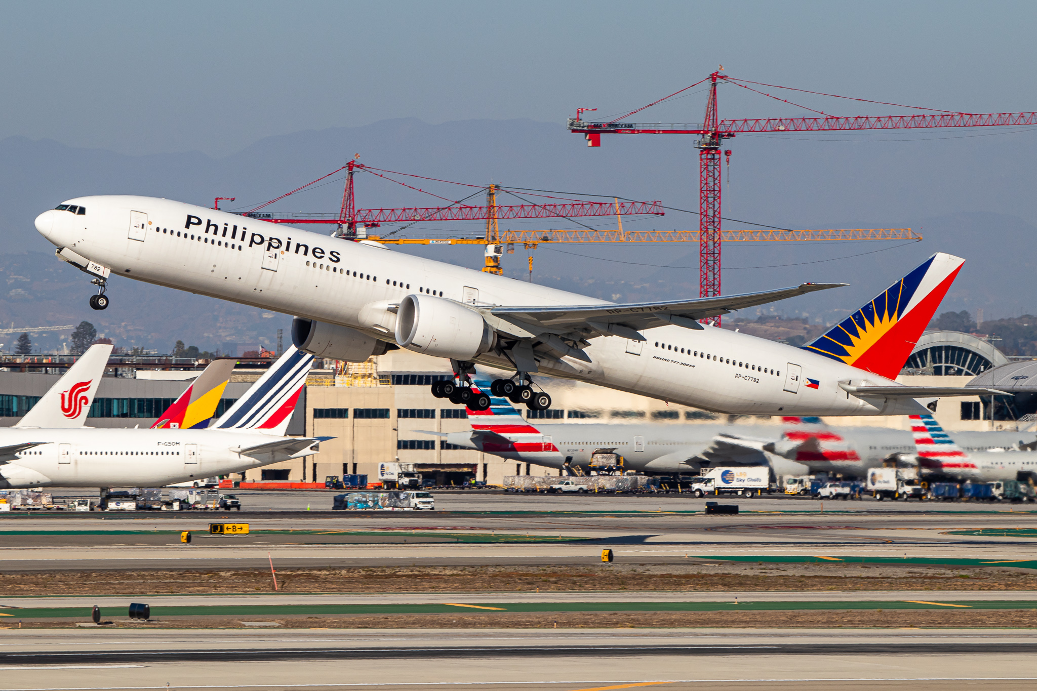 Full size: Philippine Airlines Boeing 777-300ER RP-C7782 at Los Angeles International Airport