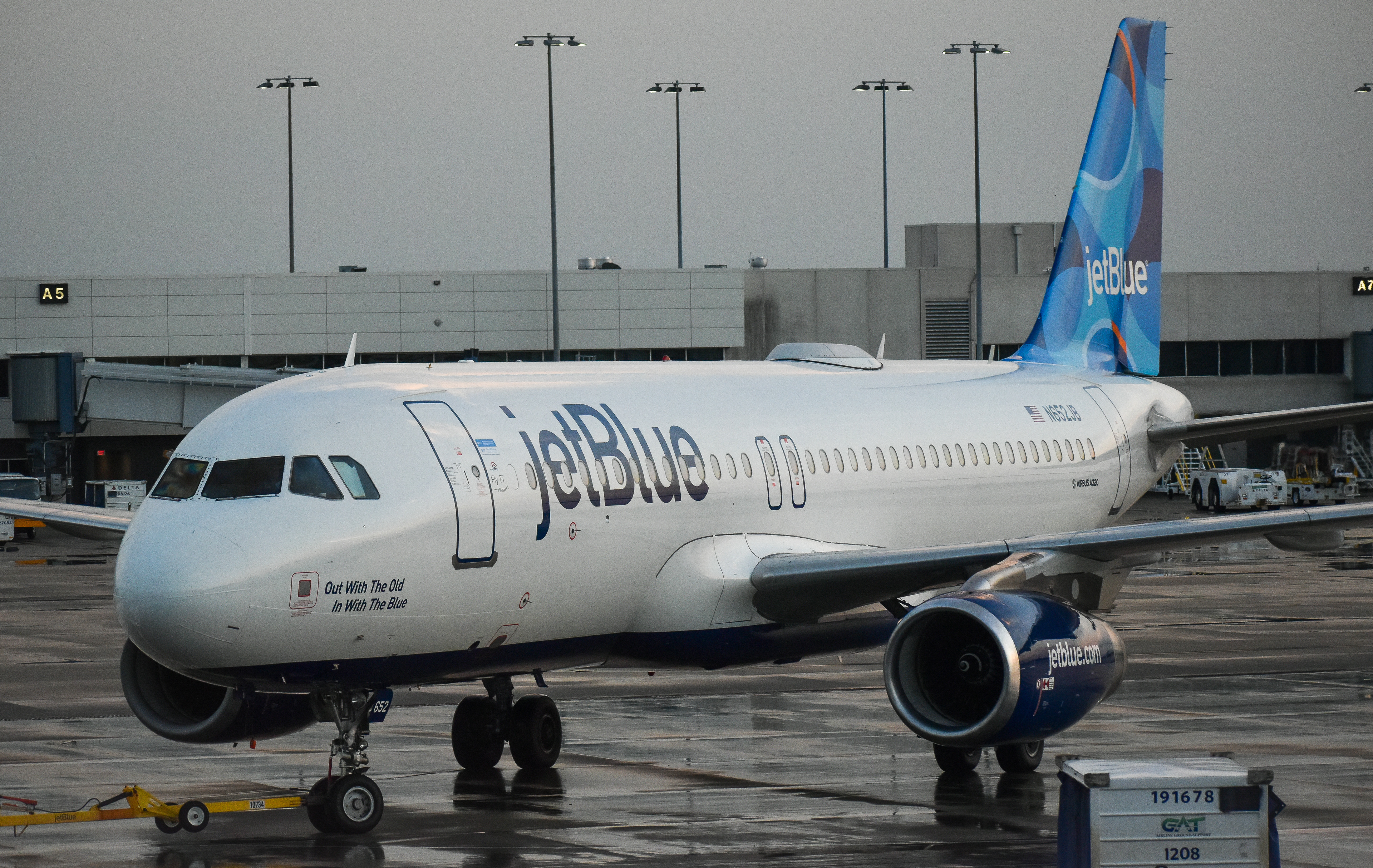 Full size: JetBlue Airways Airbus A320 N652JB at Charlotte/Douglas International Airport