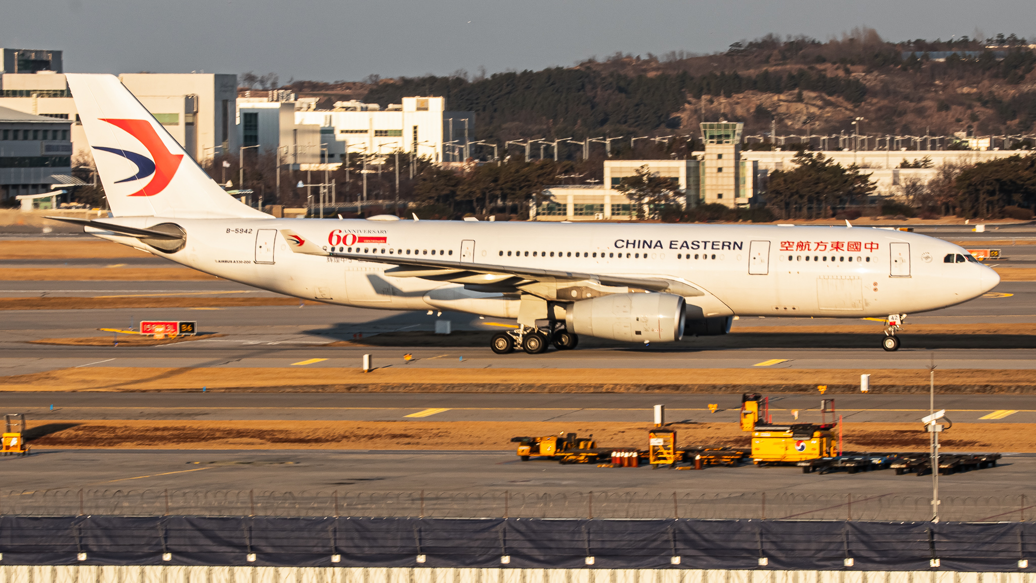 Full size: China Eastern Airlines Airbus A330-200 B-5942 at Seoul-Incheon International Airport