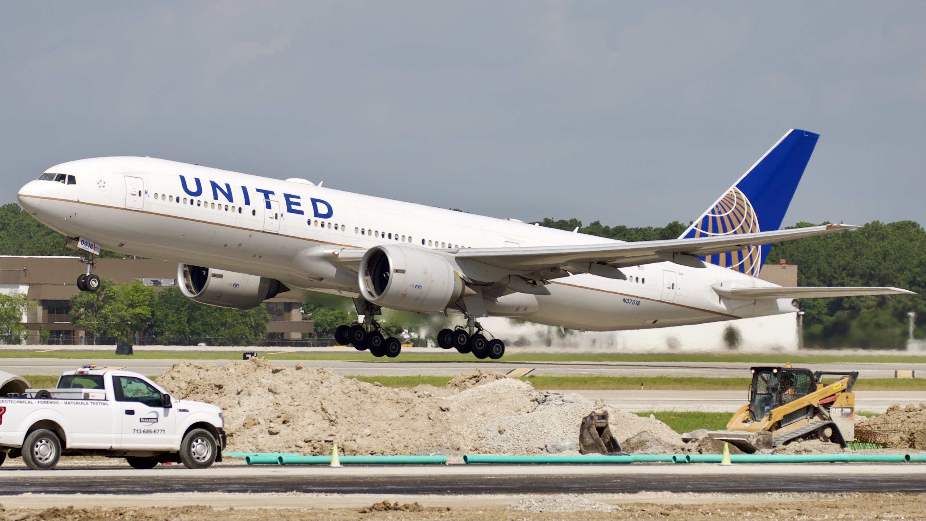 Full size: United Airlines Boeing 777-200ER N37018 at Houston-George Bush Intercontinental Airport