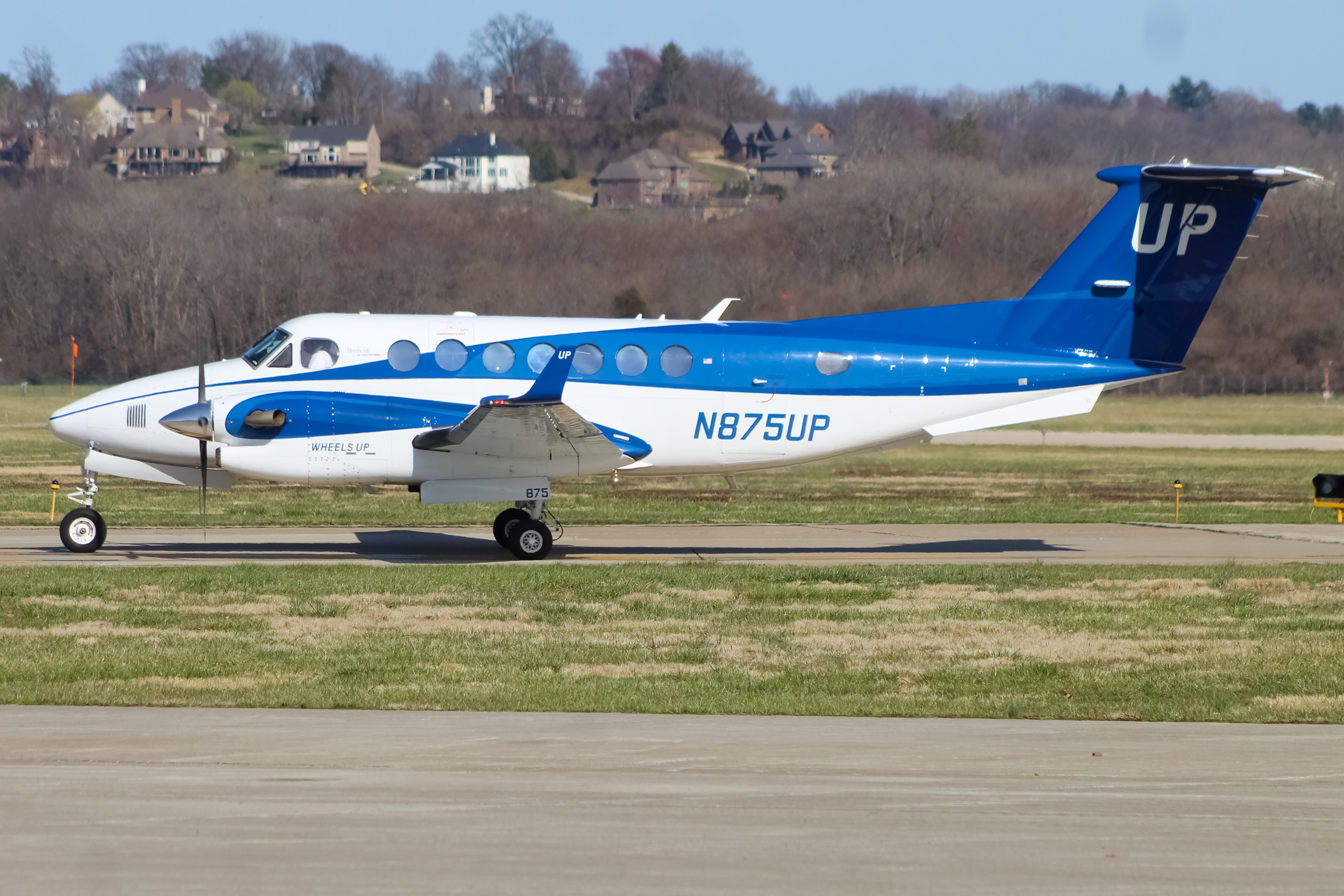 Full size: Wheels Up Beechcraft King Air 350 N875UP at Cincinnati Municipal Airport/Lunken Field