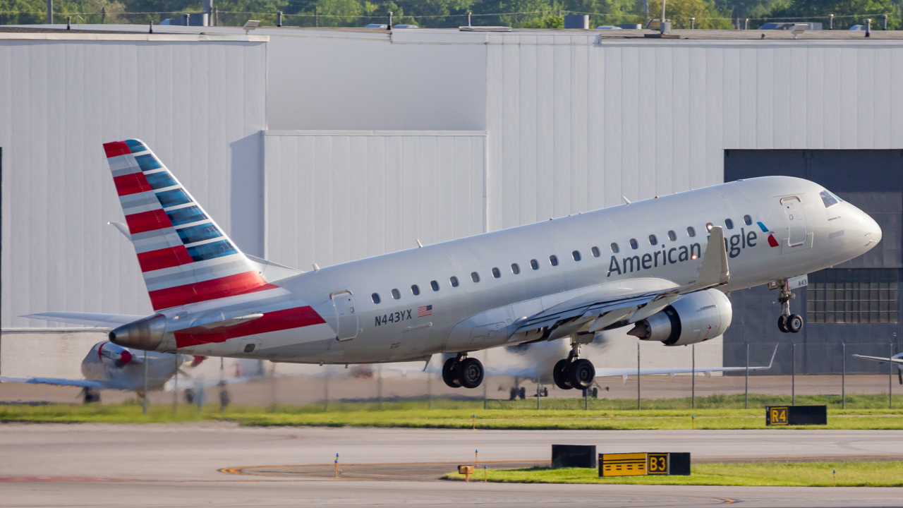 Full size: American Eagle Embraer E175 N443YX at John Glenn Columbus International Airport