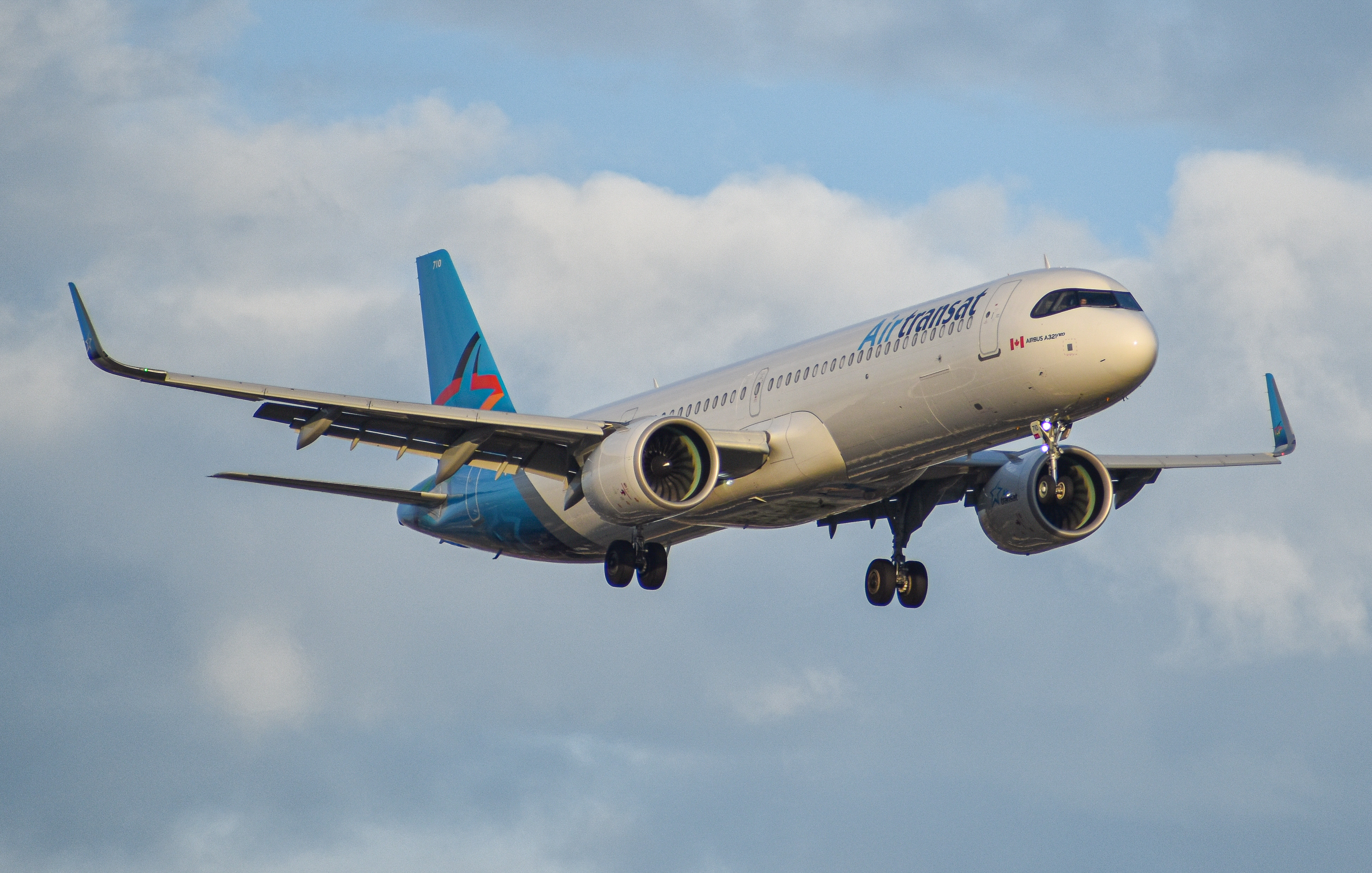 Full size: Air Transat Airbus A321NEO C-GOJC at Lester B Pearson International Airport