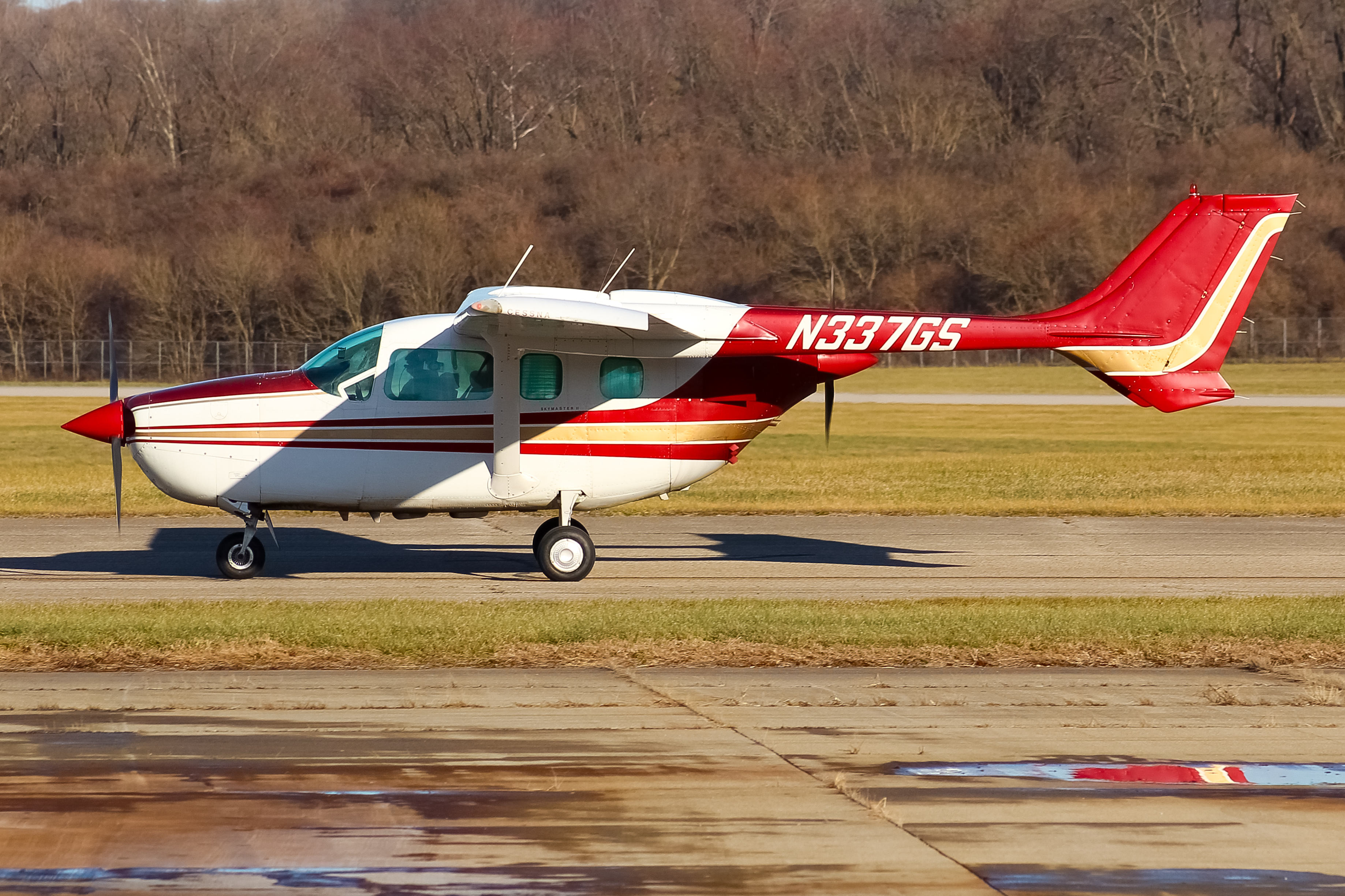 Full size: PRIVATE  Cessna 337G Skymaster N337GS at Cincinnati Municipal Airport/Lunken Field
