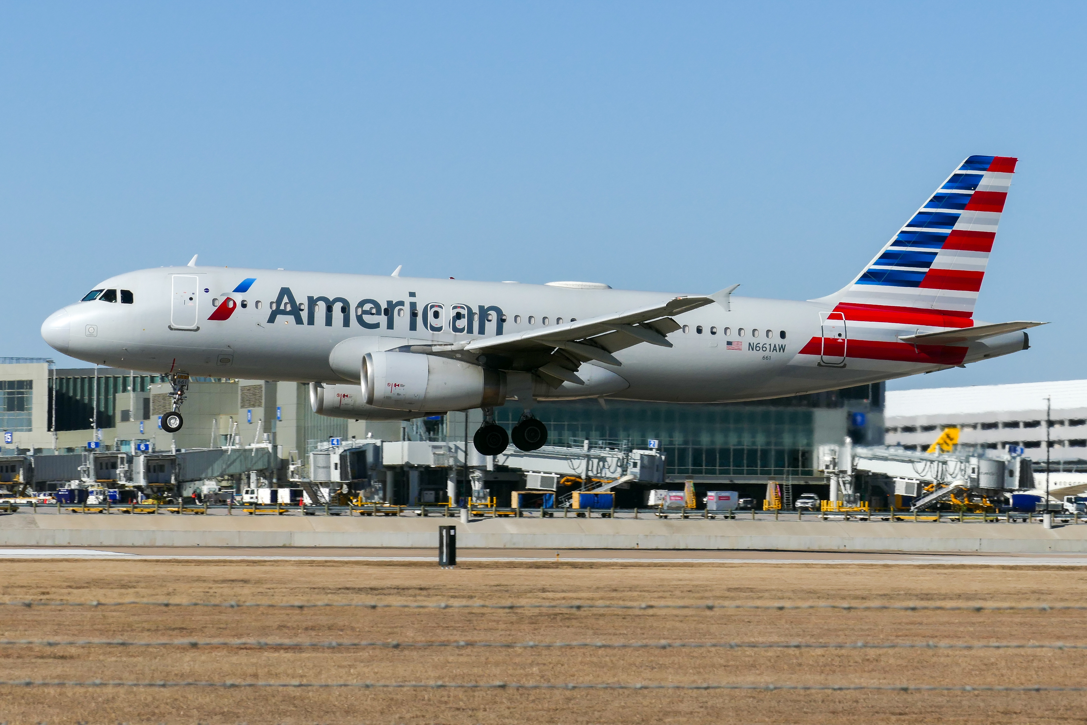 Full size: American Airlines Airbus A320 N661AW at Austin-Bergstrom International Airport