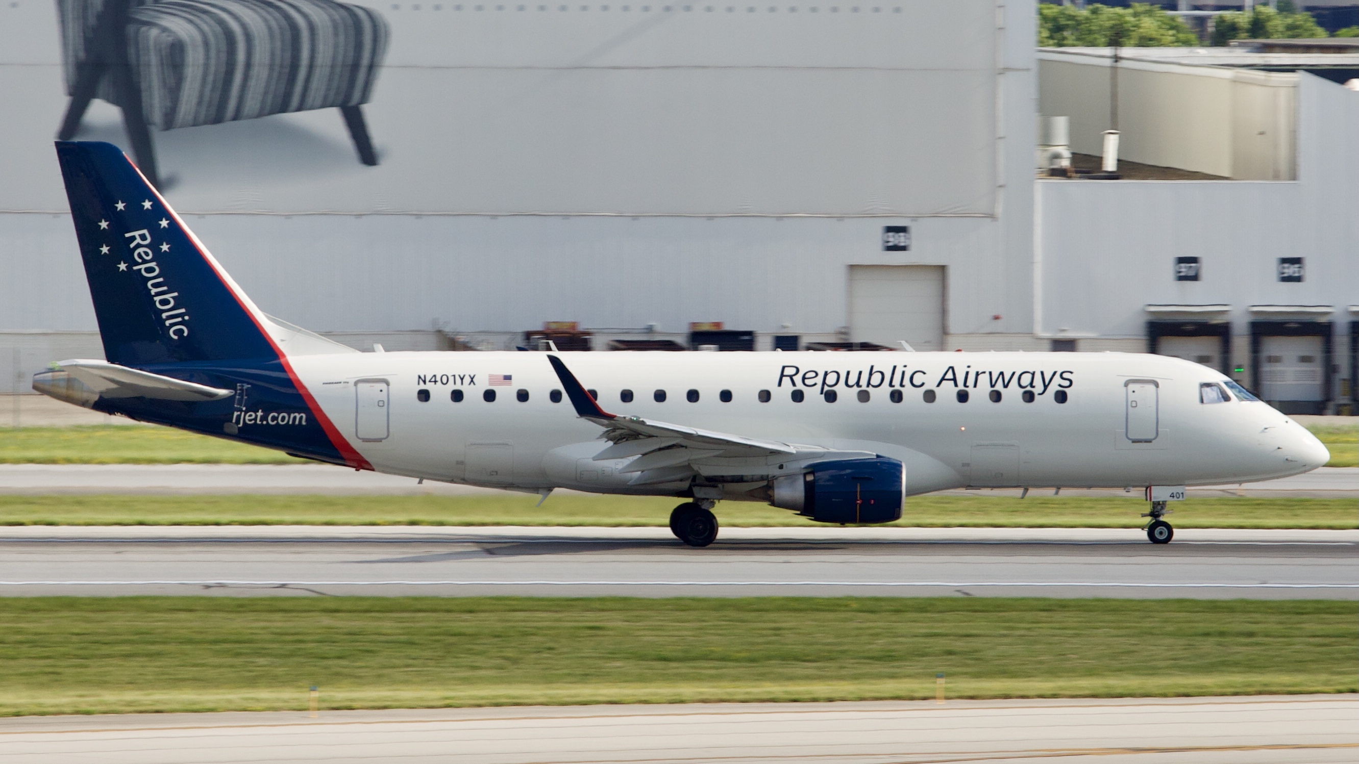 Full size: Republic Airways Embraer E175 N401YX at John Glenn Columbus International Airport