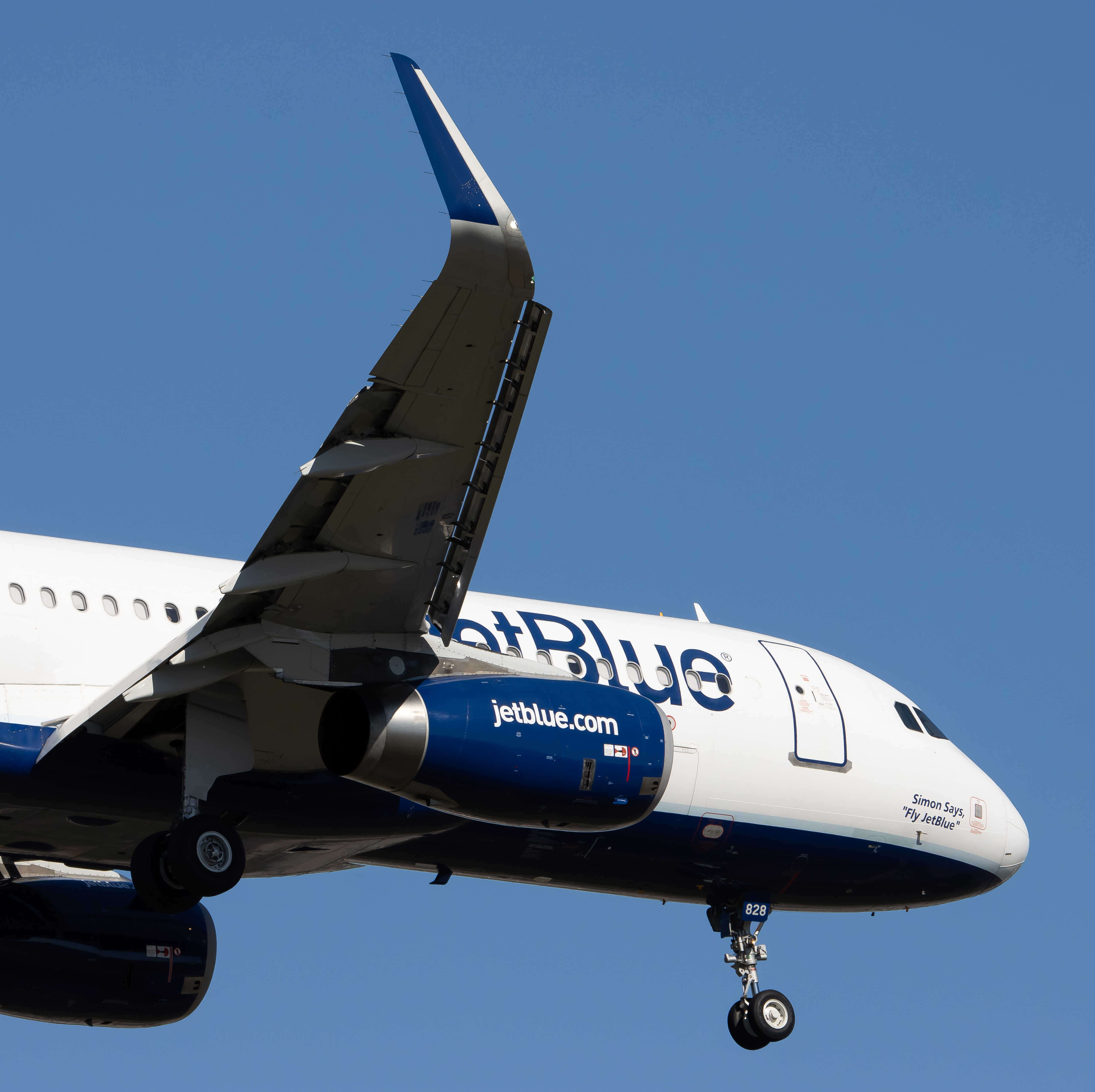 Full size: JetBlue Airways Airbus A320 N828JB at Newark Liberty International Airport