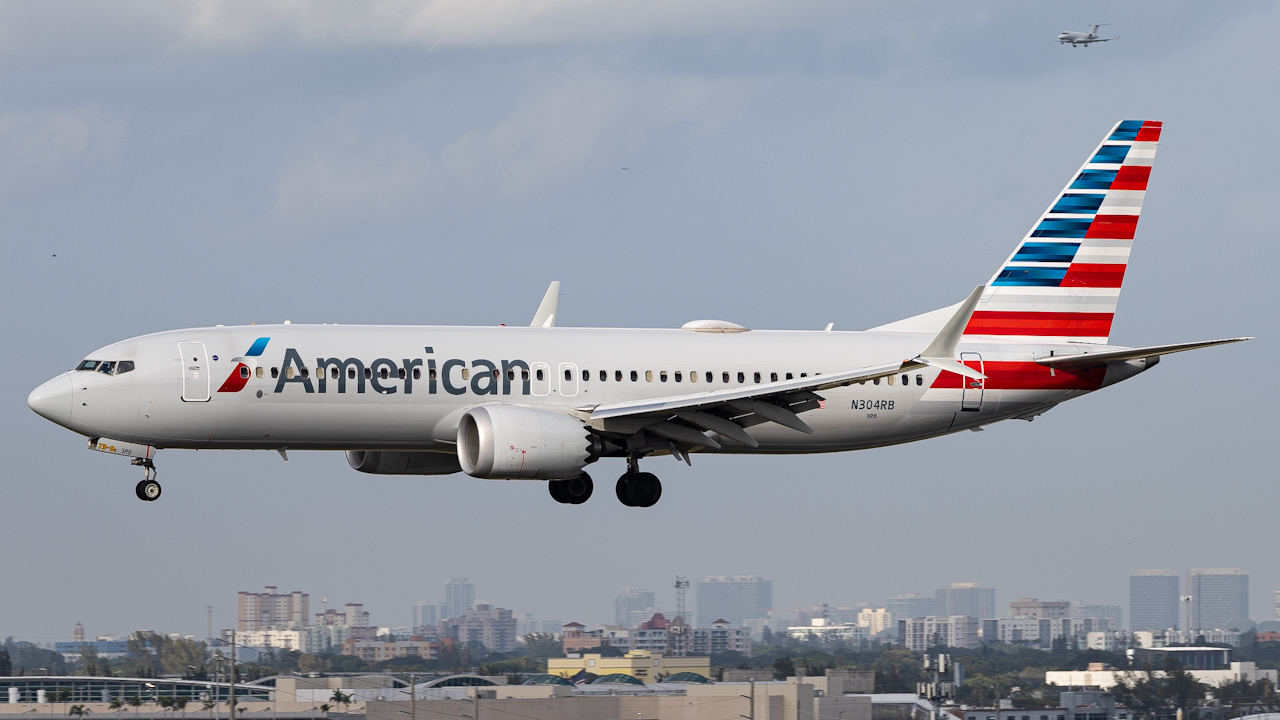 Full size: American Airlines Boeing 737 MAX 8 N304RB at Miami International Airport