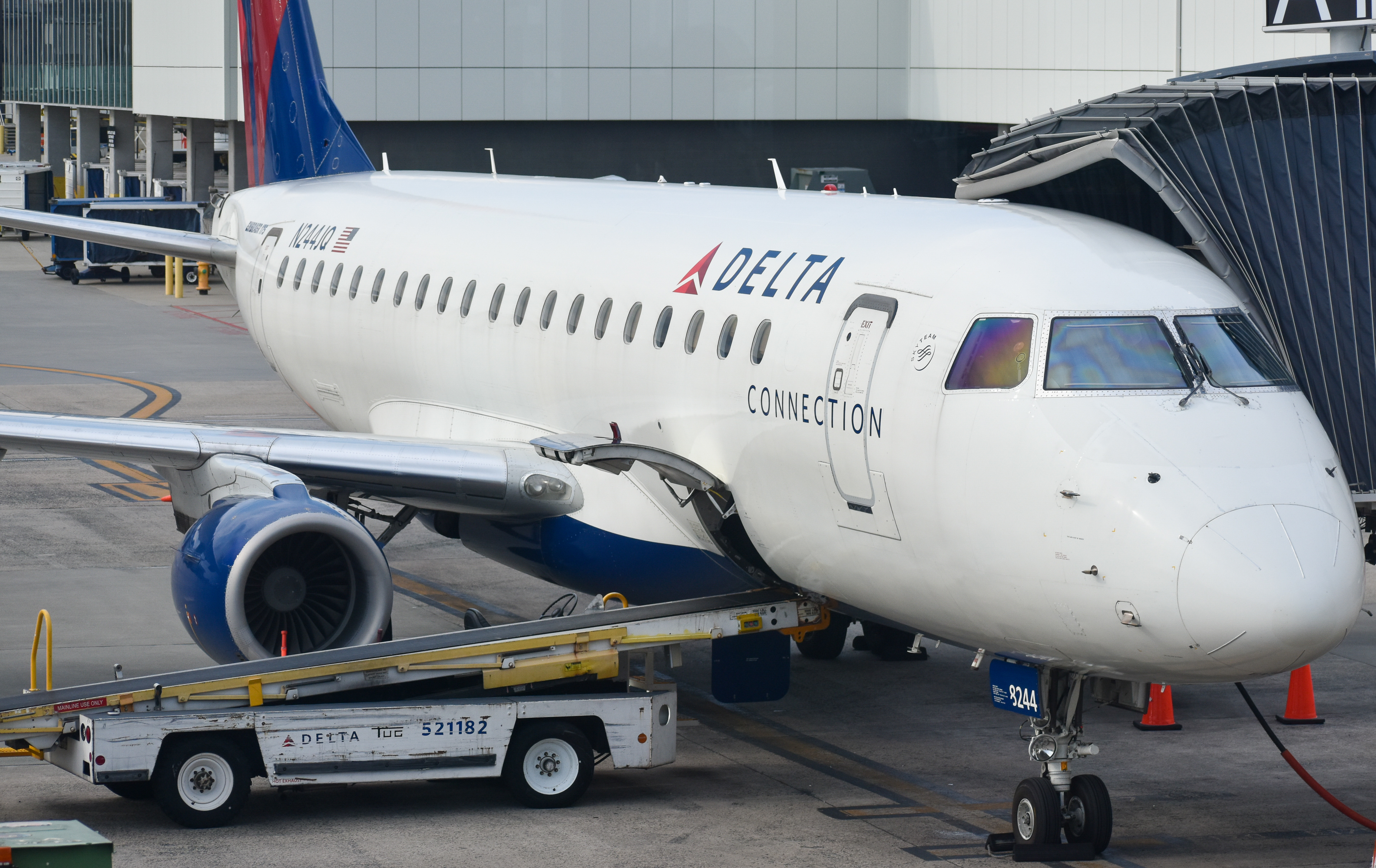 Full size: Delta Connection Embraer E175 N224JQ at Charlotte/Douglas International Airport
